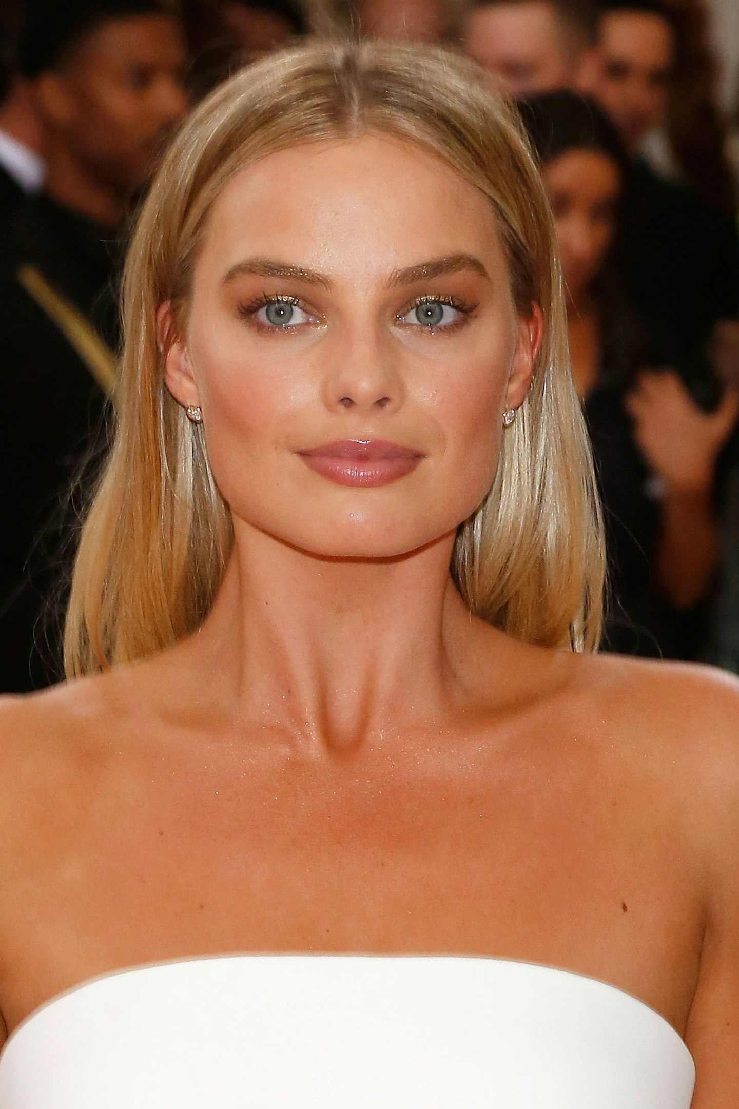 margot robbie hair style