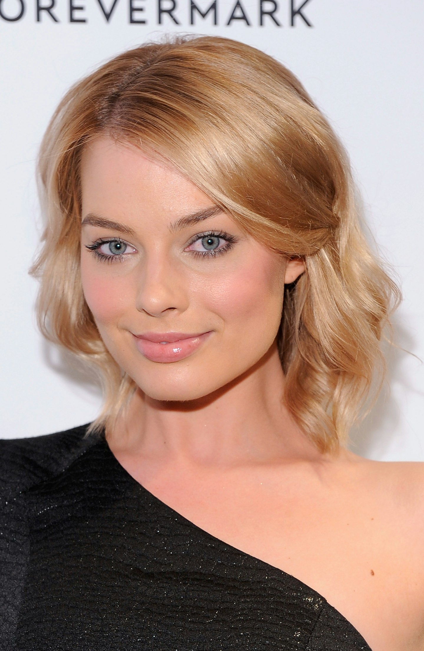 margot robbie hair styles