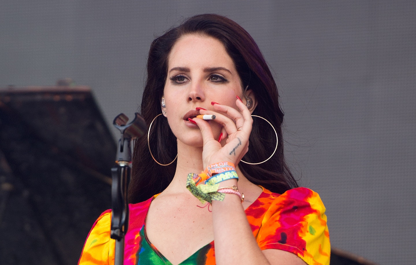 lana-del-rey-smoking