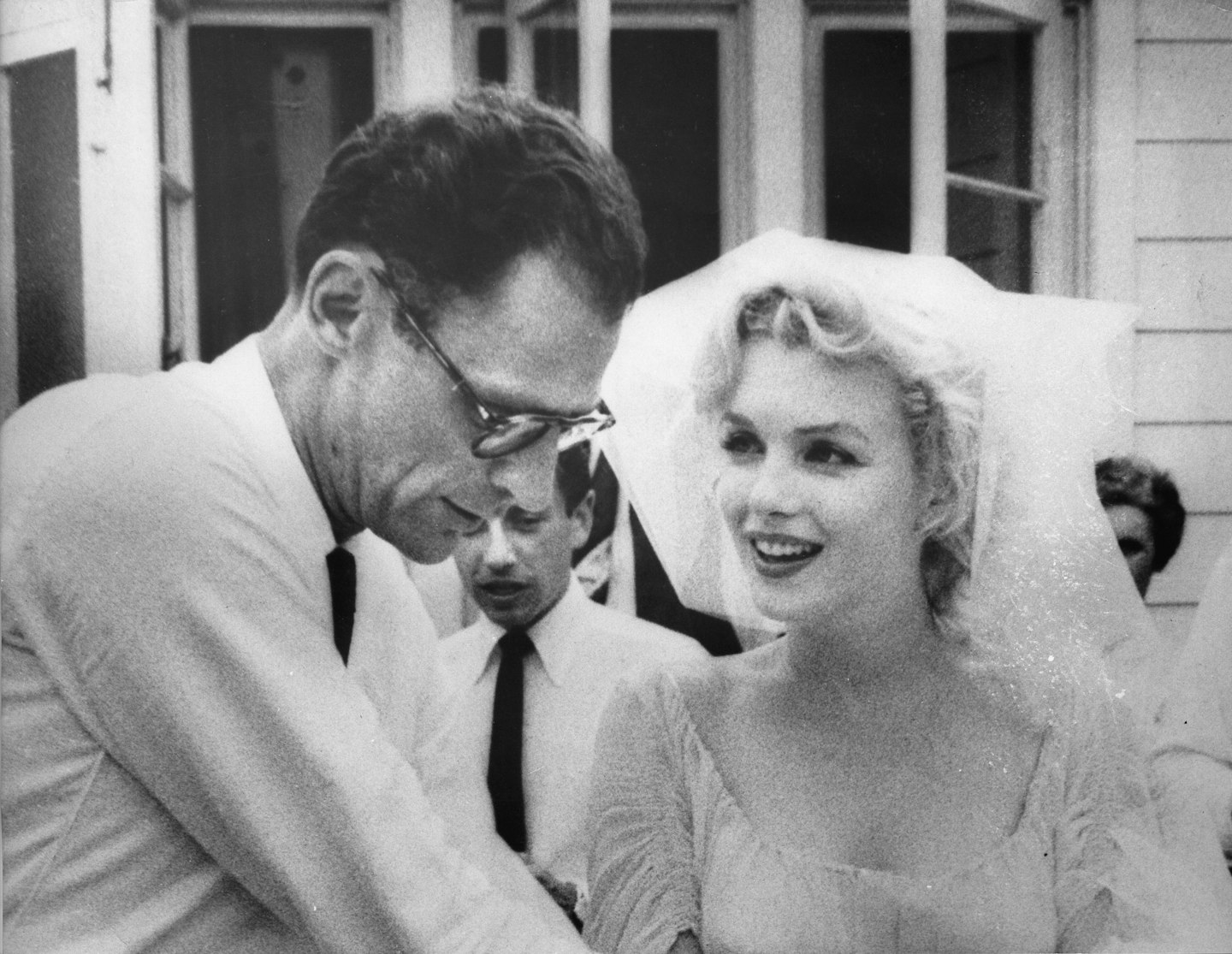 https://images.bauerhosting.com/legacy/lifestyle-images/galleries/586f8320d20872f3344e339b/marilyn-monroe-wedding-veil.jpg?auto=format&w=1440&q=80