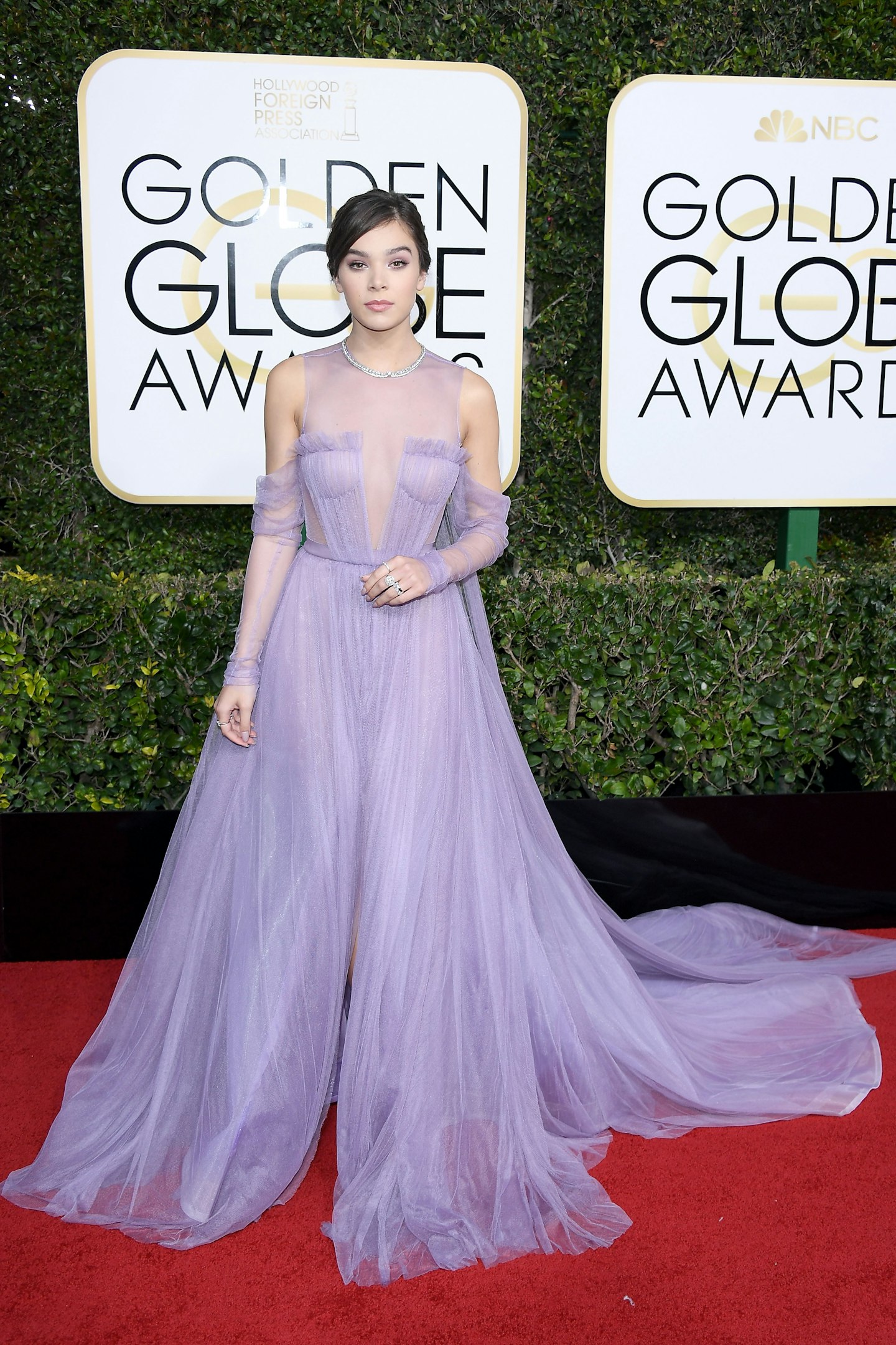 Hailee Steinfeld golden globes