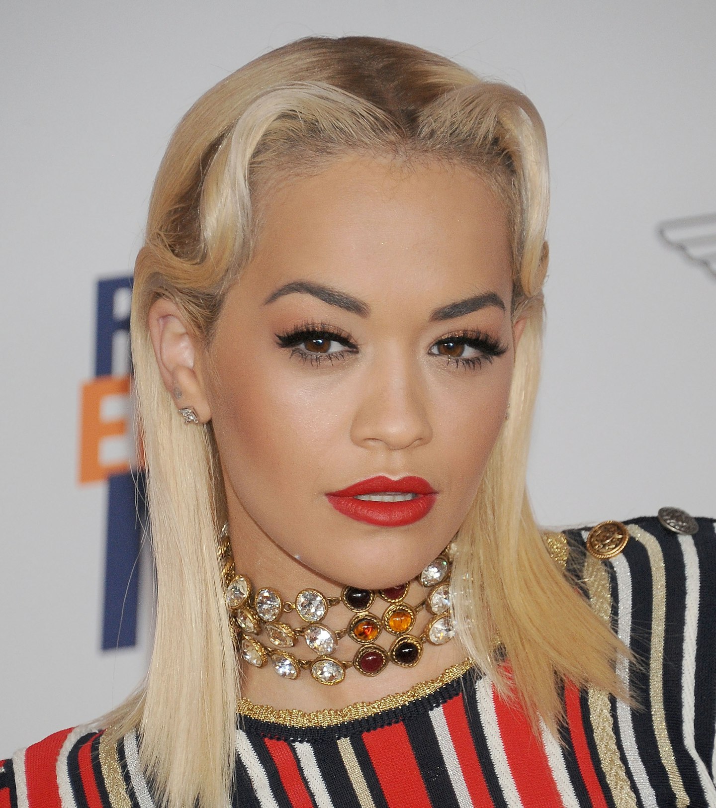 rita ora short hair lob