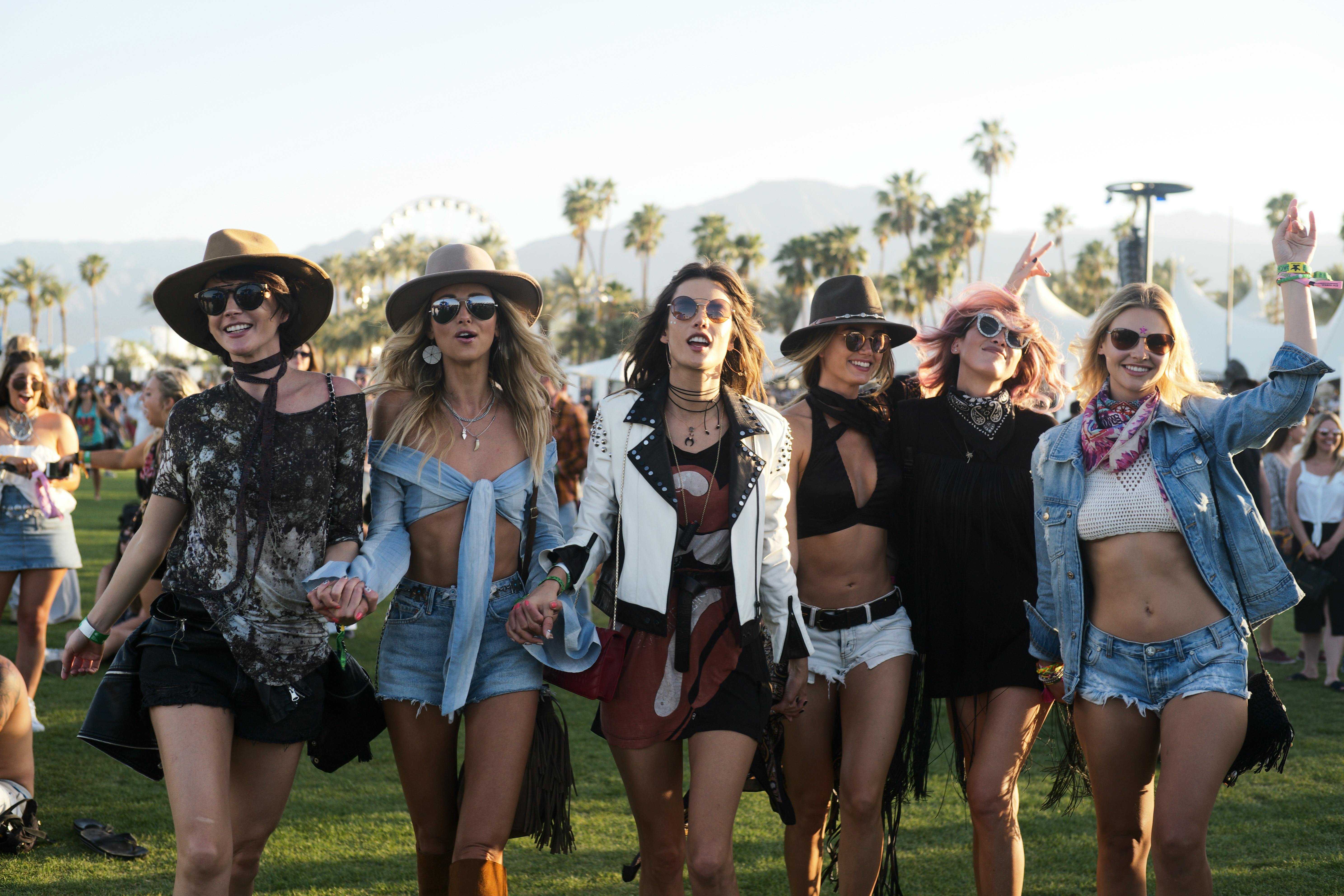 The Beauty Essentials To Pack This Festival Season - Vimarsana News