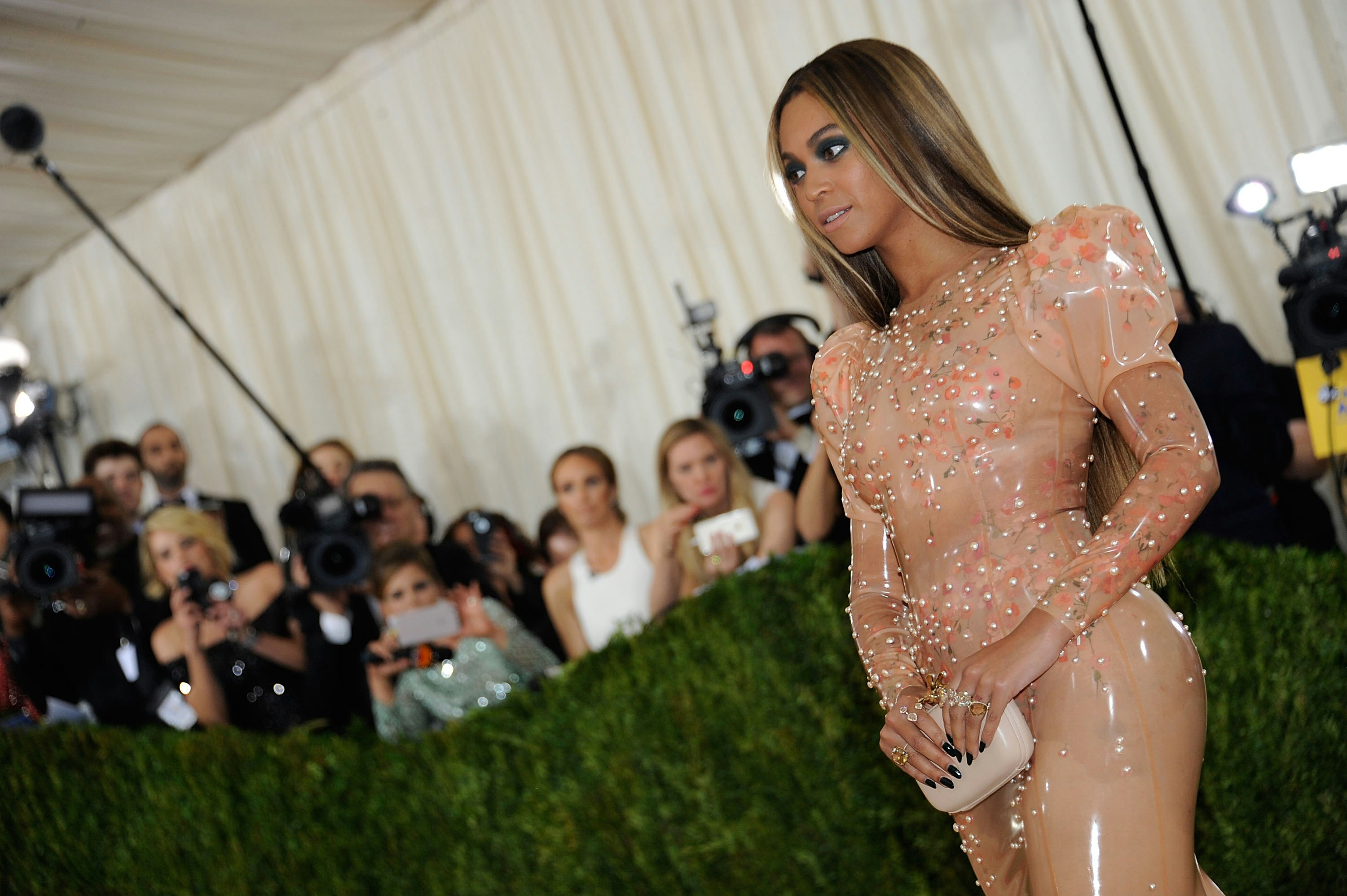 Beyonce Makeup and Hair at the Met Gala 2016