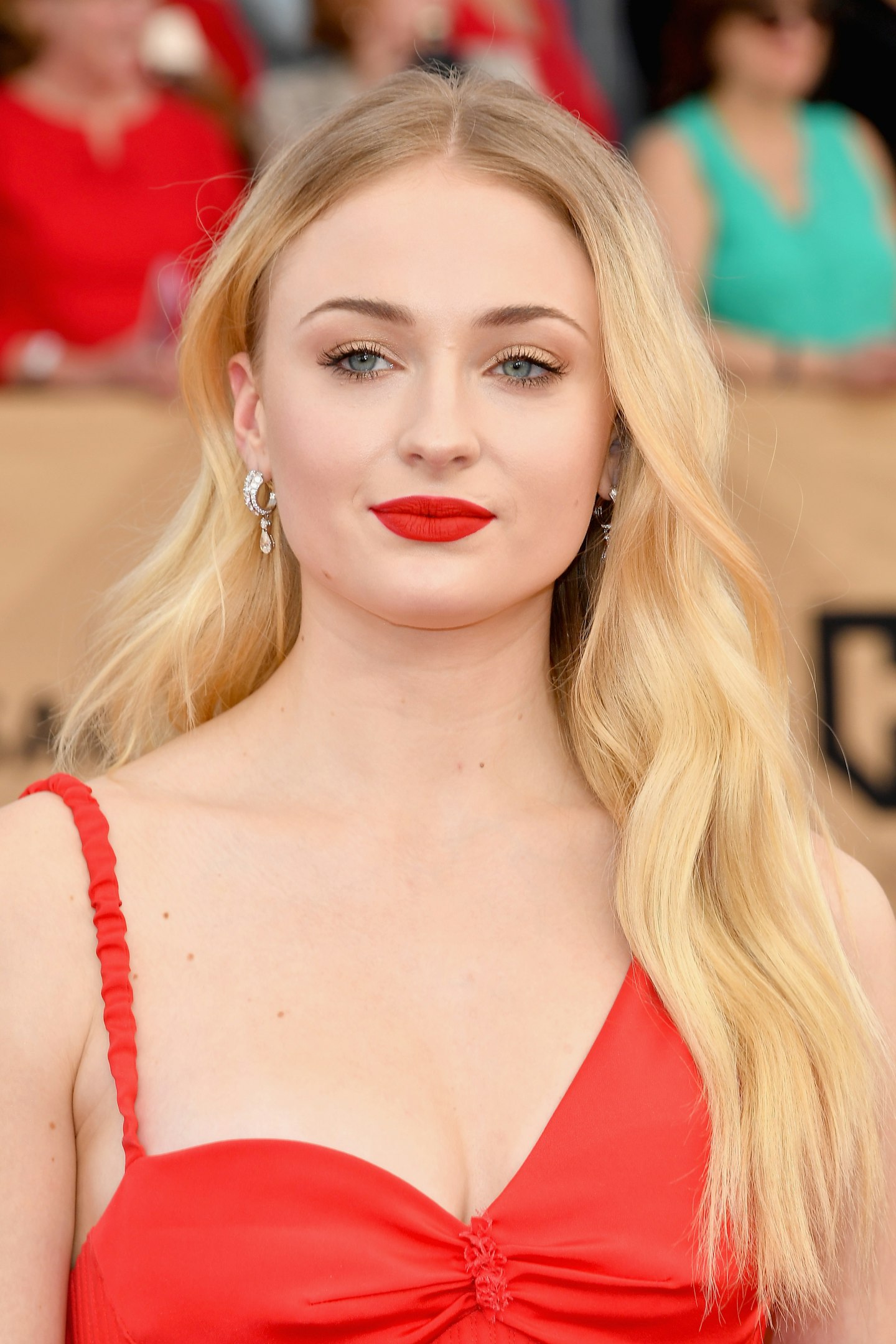 sophie turner sag awards 2017 makeup hair