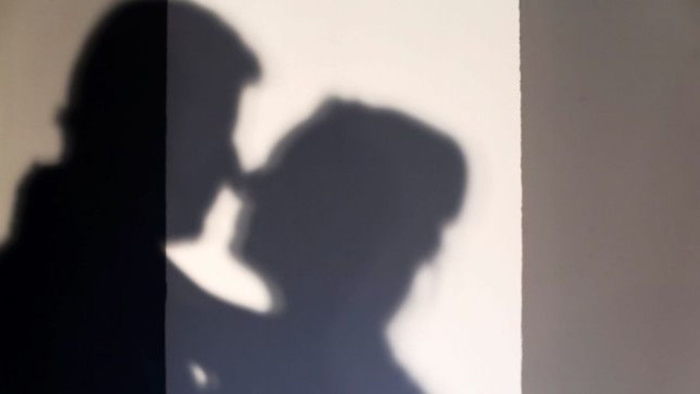 kissing-silhouette