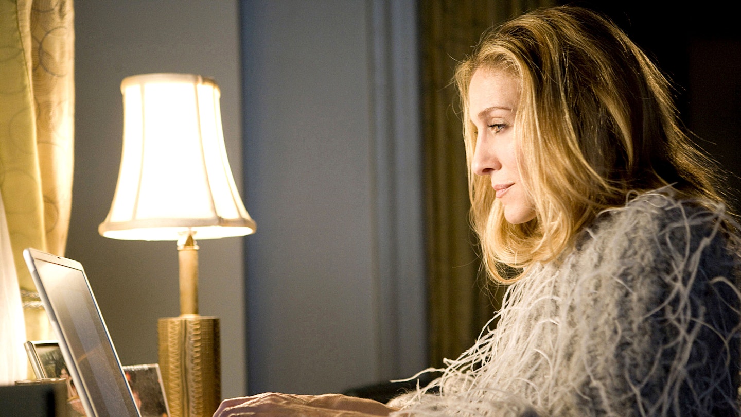 Carrie Bradshaw (Sarah Jessica Parker) working from home