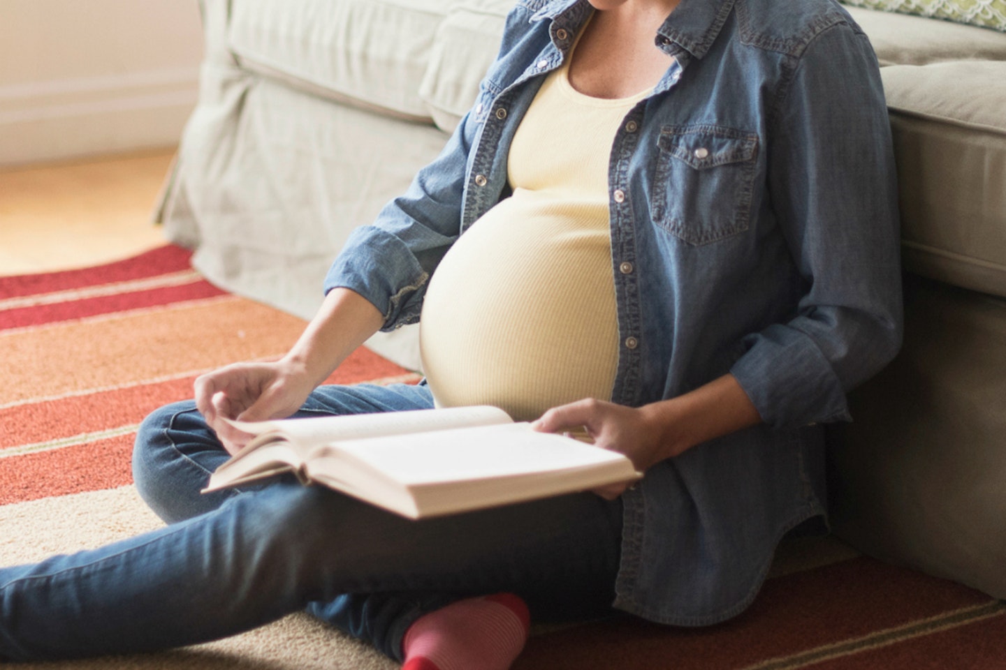 pregnant-lady-looking-book-baby-names