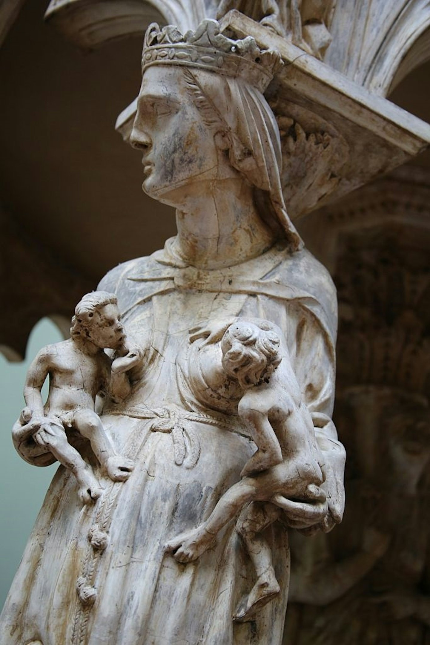 breastfeeding-woman-statue-va-museum