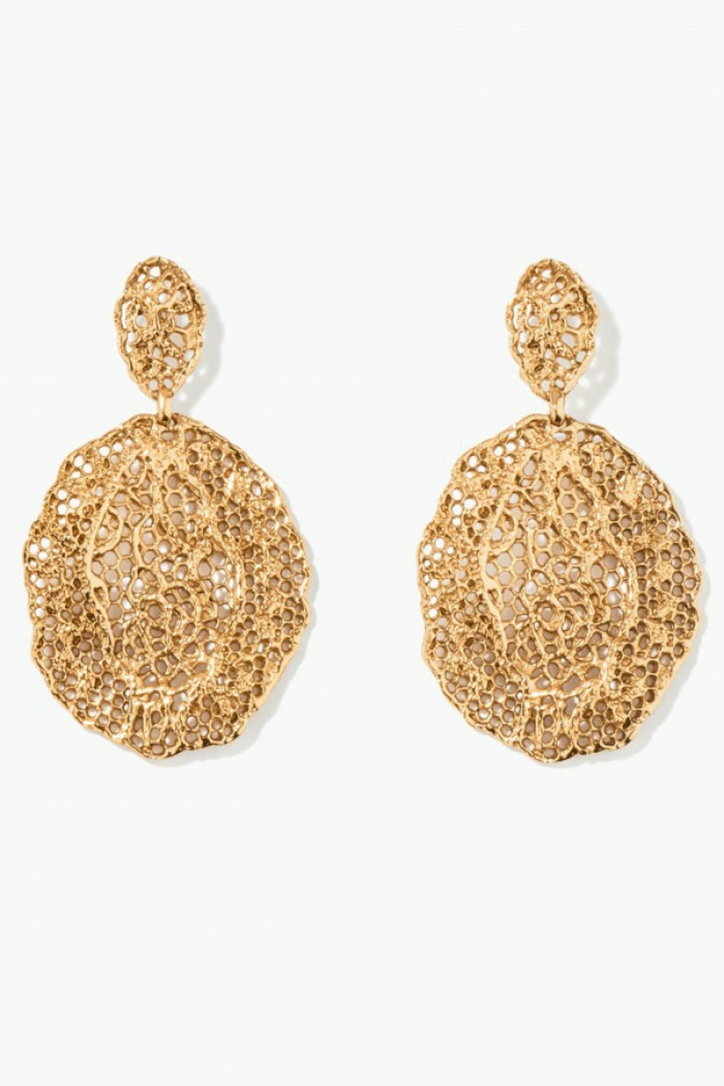We love these lace-inspired gold earrings. Perfect for a bohemian summer evening look.
