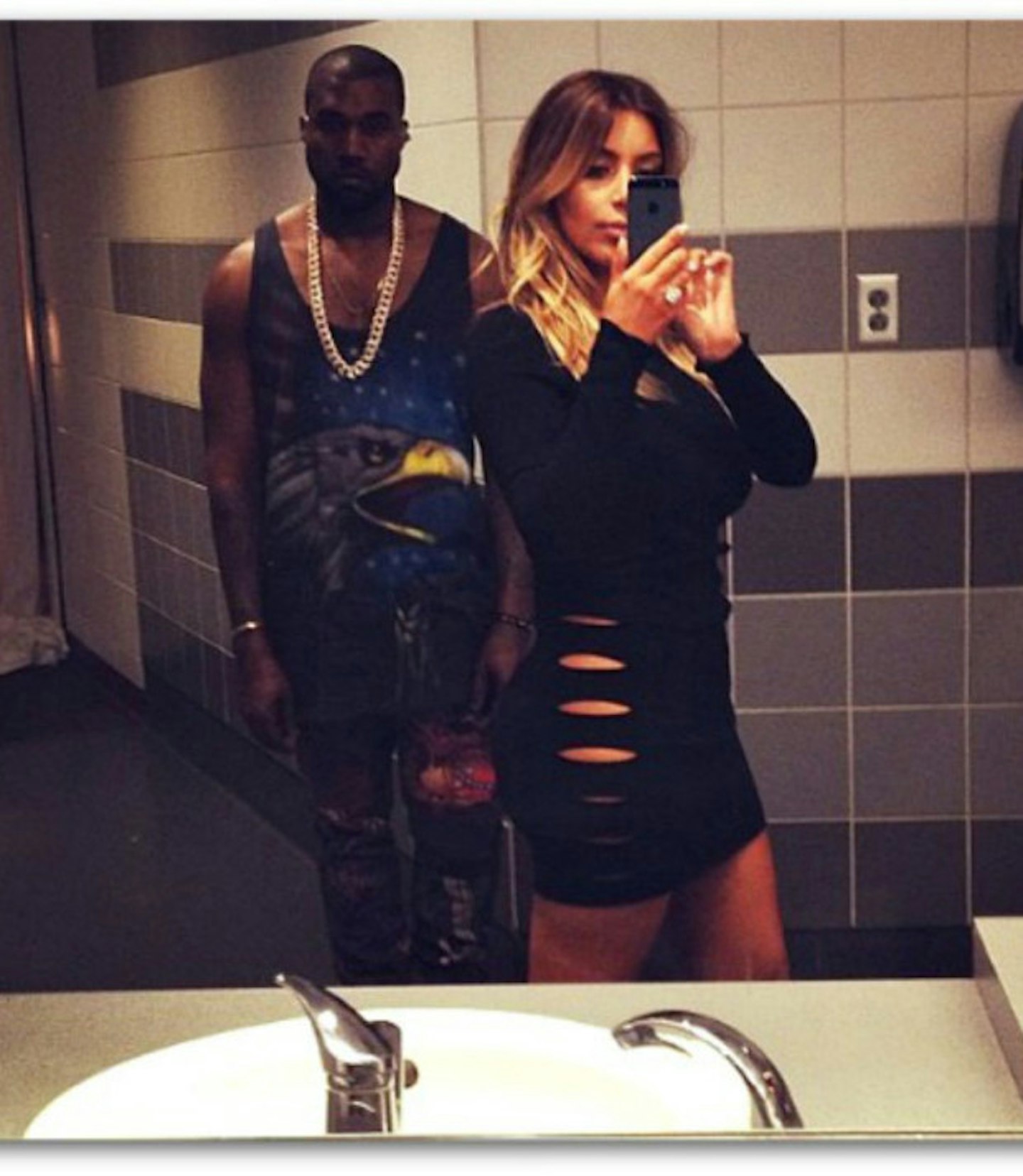 kim-kardashian-kanye-west-bathroom-selfie