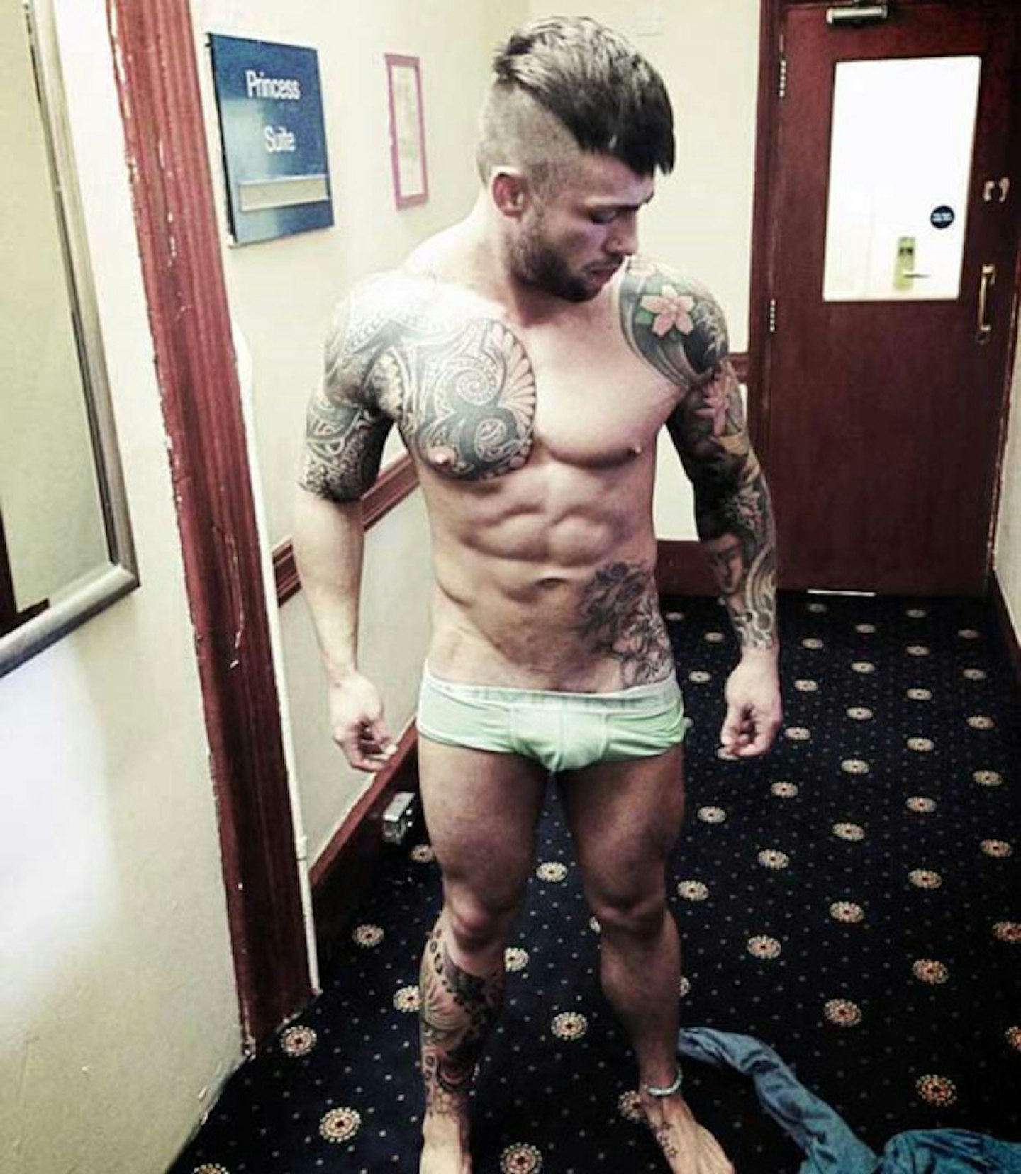 jason-suminski-the-valleys-naked-underwear