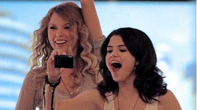 Selena Gomez deletes famous girlfriends from Instagram account | Closer