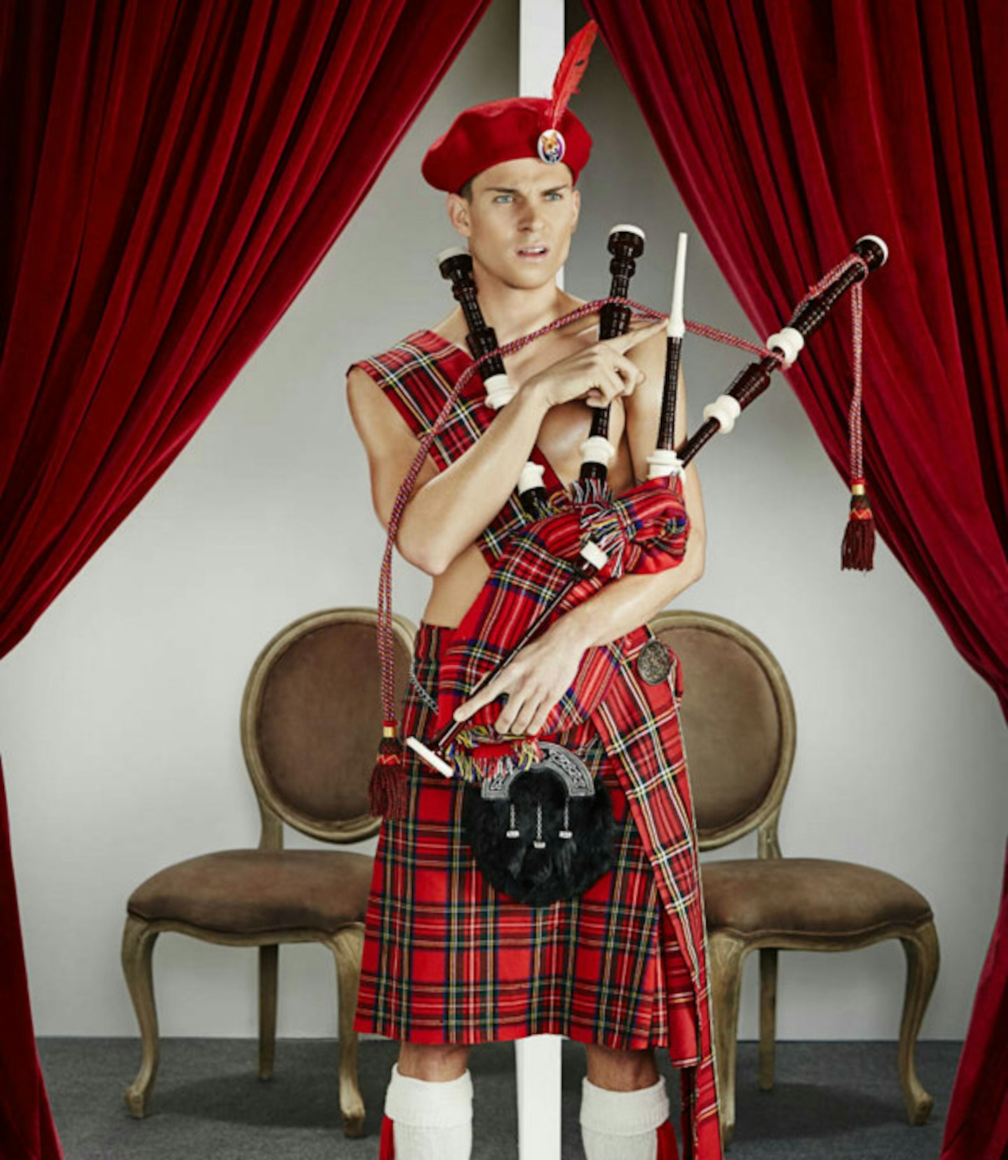 joey-essex-naked-scottish-bagpipes-kilt