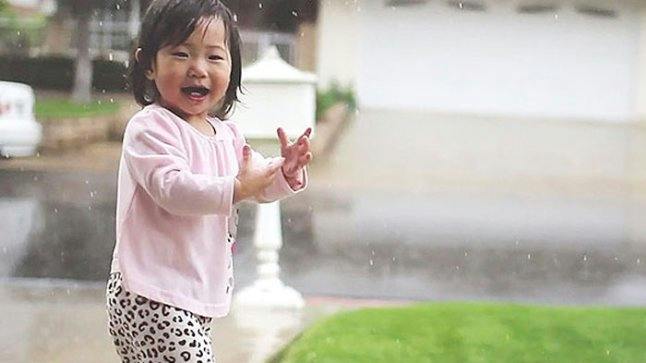 VIDEO: The expression on this adorable toddler’s face as she ...