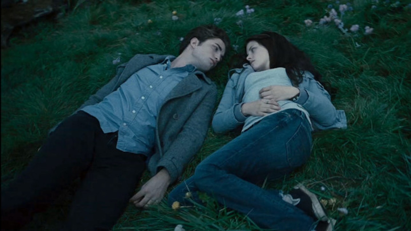 Bella-Edward-Twilight-trailer-3-HQ-edward-and-bella-2556278-2185-1224