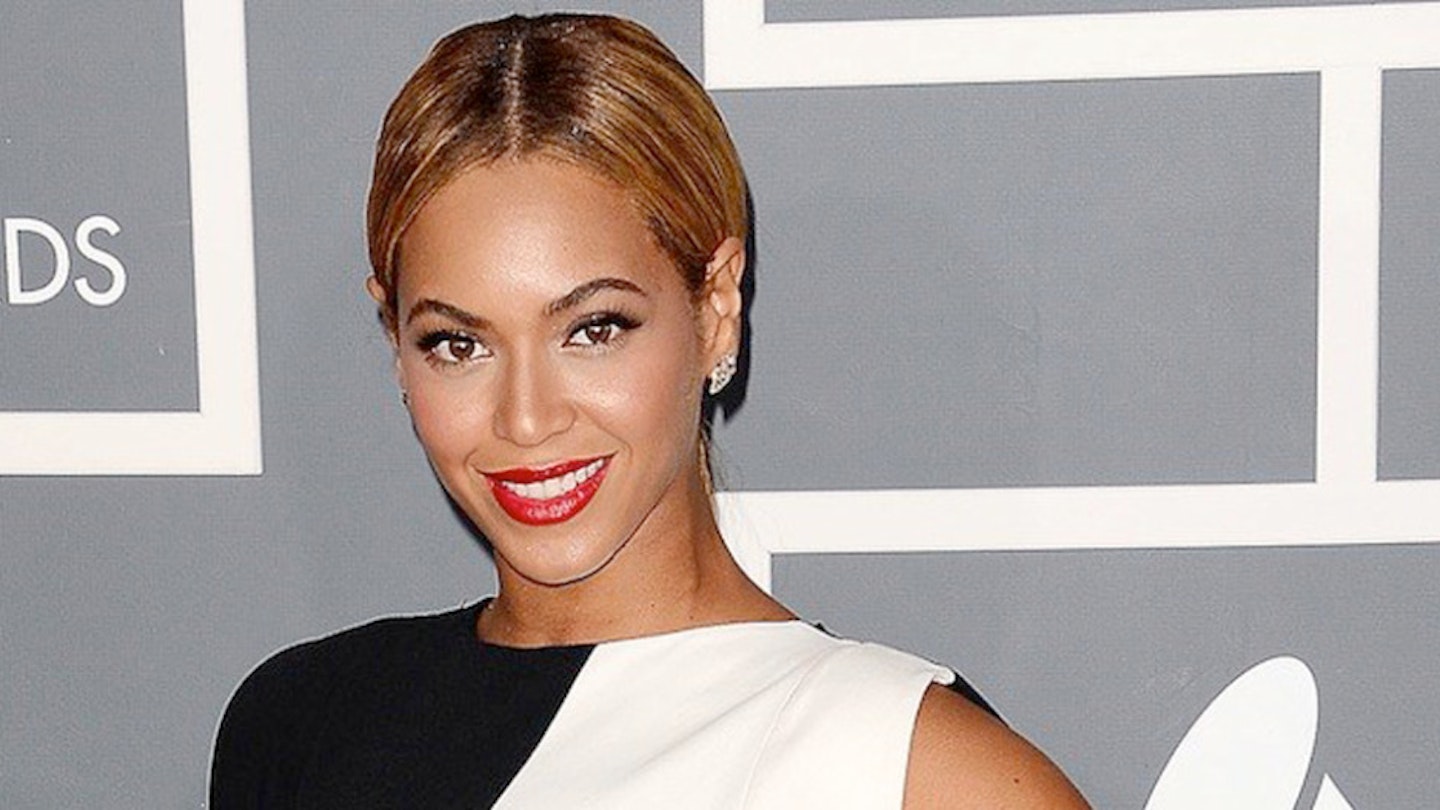BEYONCE POSTS MAKEUP FREE SELFIE AND LOOKS FLAWLESS | Celebrity | Heat
