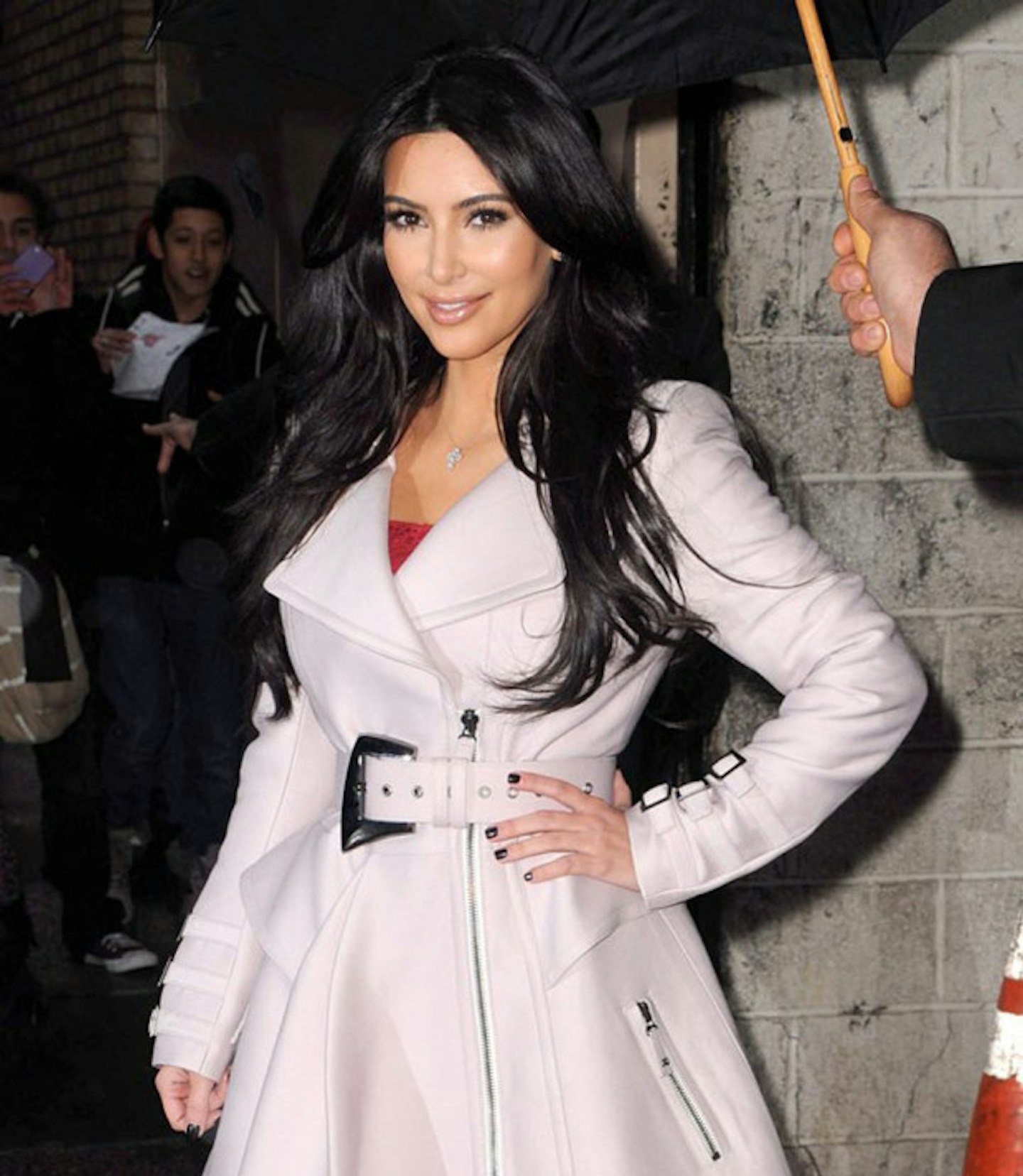 kim-kardashian-poses-red-carpet