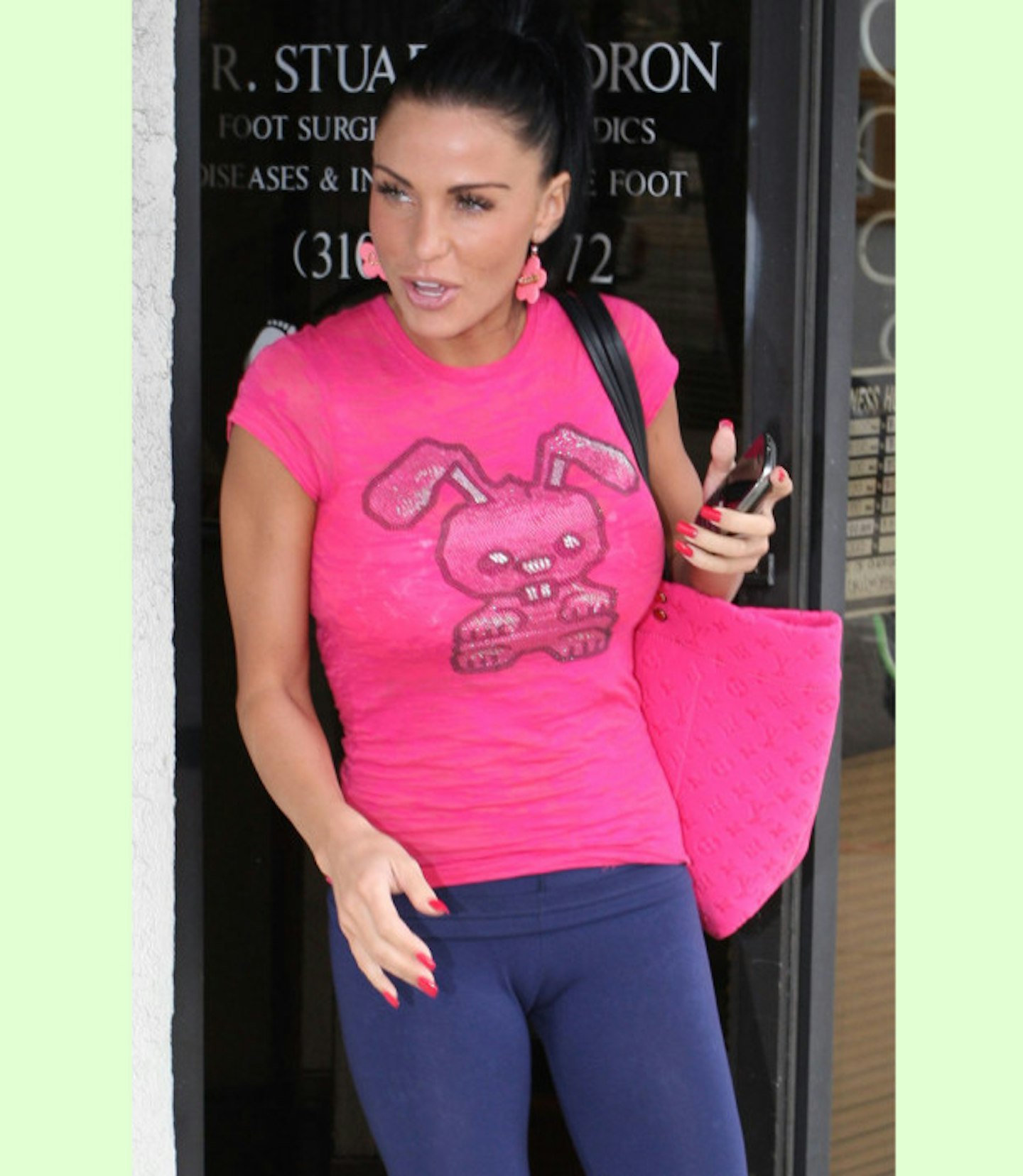 camel-toe-gallery-katie-price-pink-tshirt