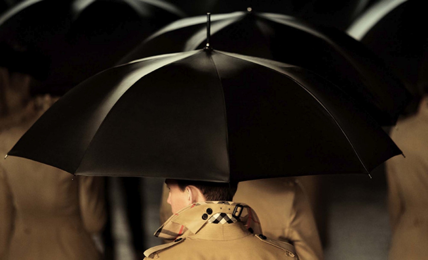 24._Burberry_Festive_Campaign_Stills__PRIVATE_AND_CONFIDENTIAL_-_ON_EMBARGO_9PM_UK_TIME_3_NOVEMBER_