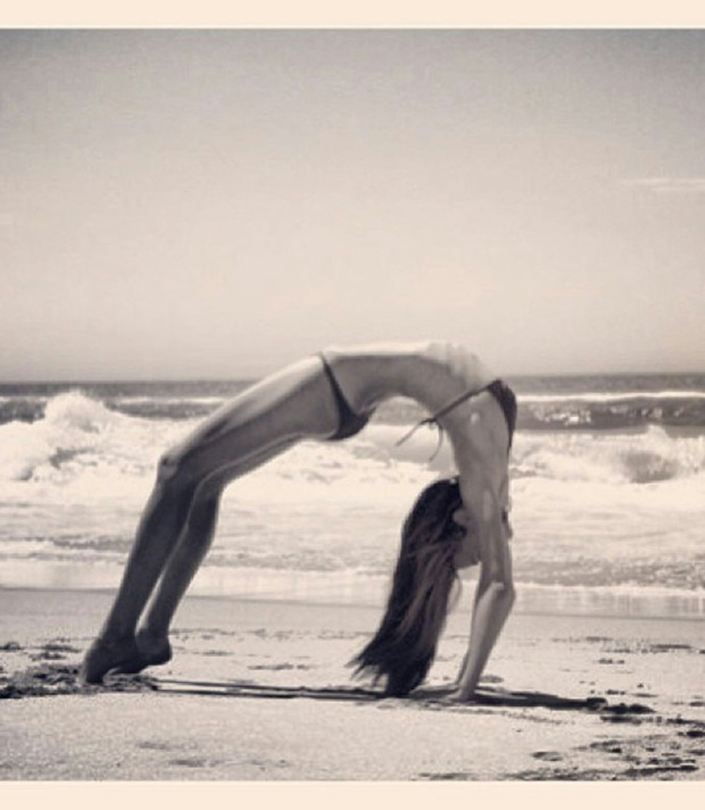 miranda-kerr-bikini-yoga-beach-picture