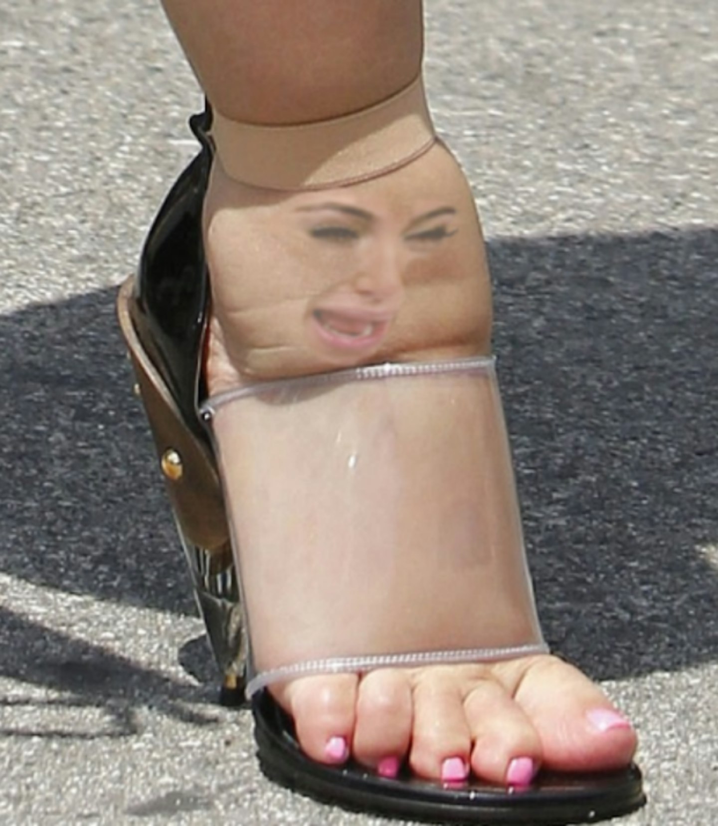 kim-kardashian-pregnant-crying-face-foot