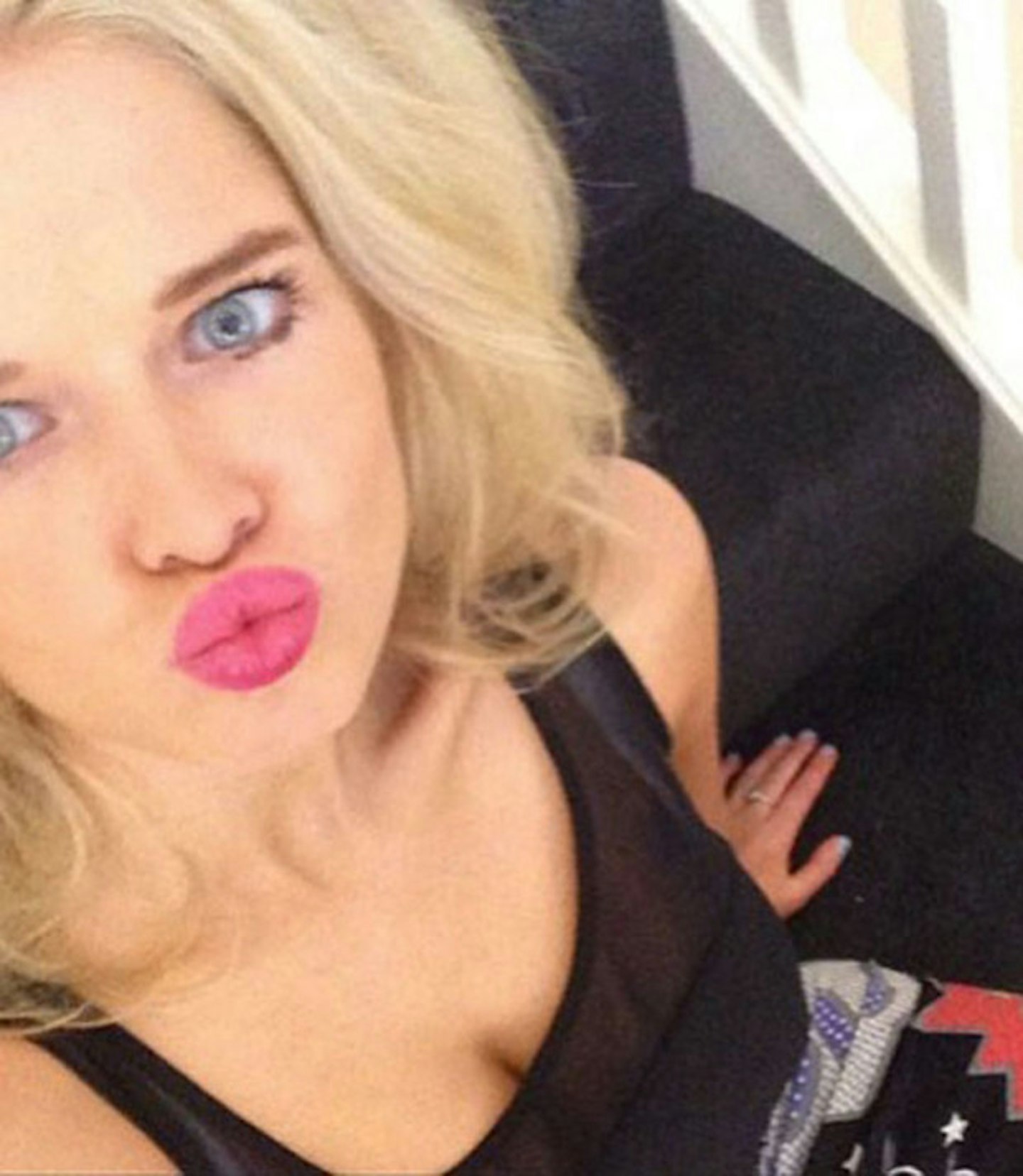 Helen-Flanagan-blows-kiss-picture