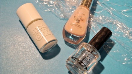 How To Get Ace Marbled Nails Using An Old Bit Of Kitchen Cling Film | Grazia How To Get Ace Marbled Nails Using An Old Bit Of Kitchen Cling Film | Grazia