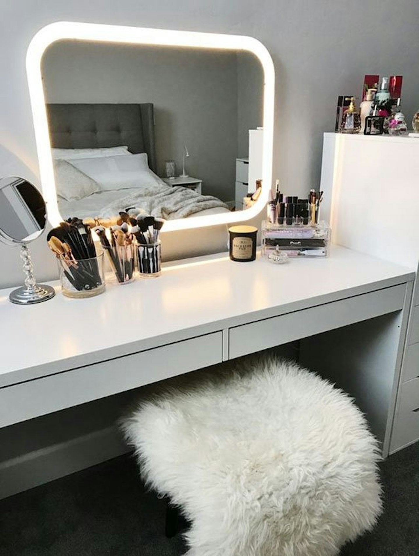 How To Set Up The Vanity Table Of Your Dreams Thanks To Pinterest