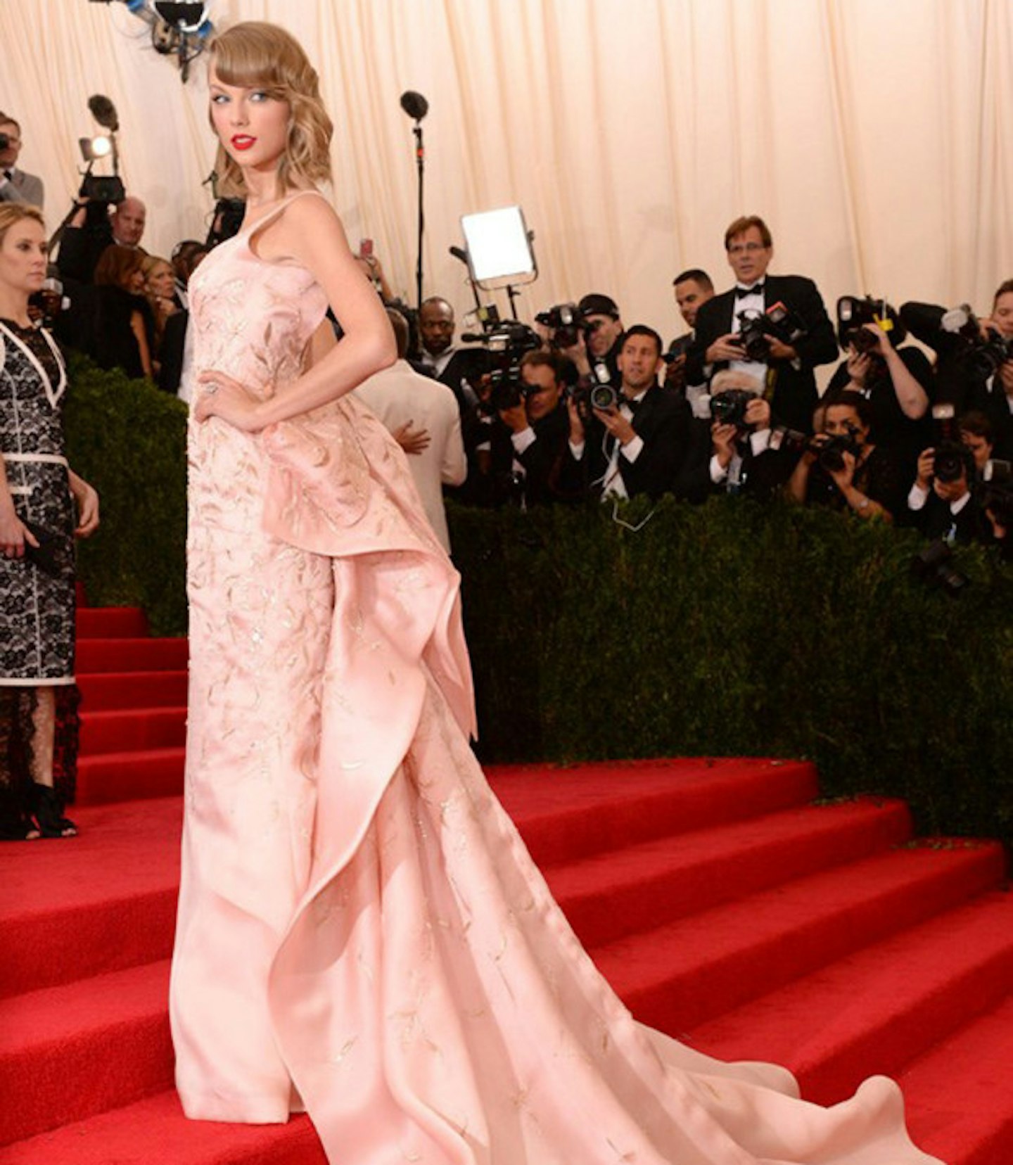 TAYLOR_SWIFT_OSCAR_DE_LA_RENTA