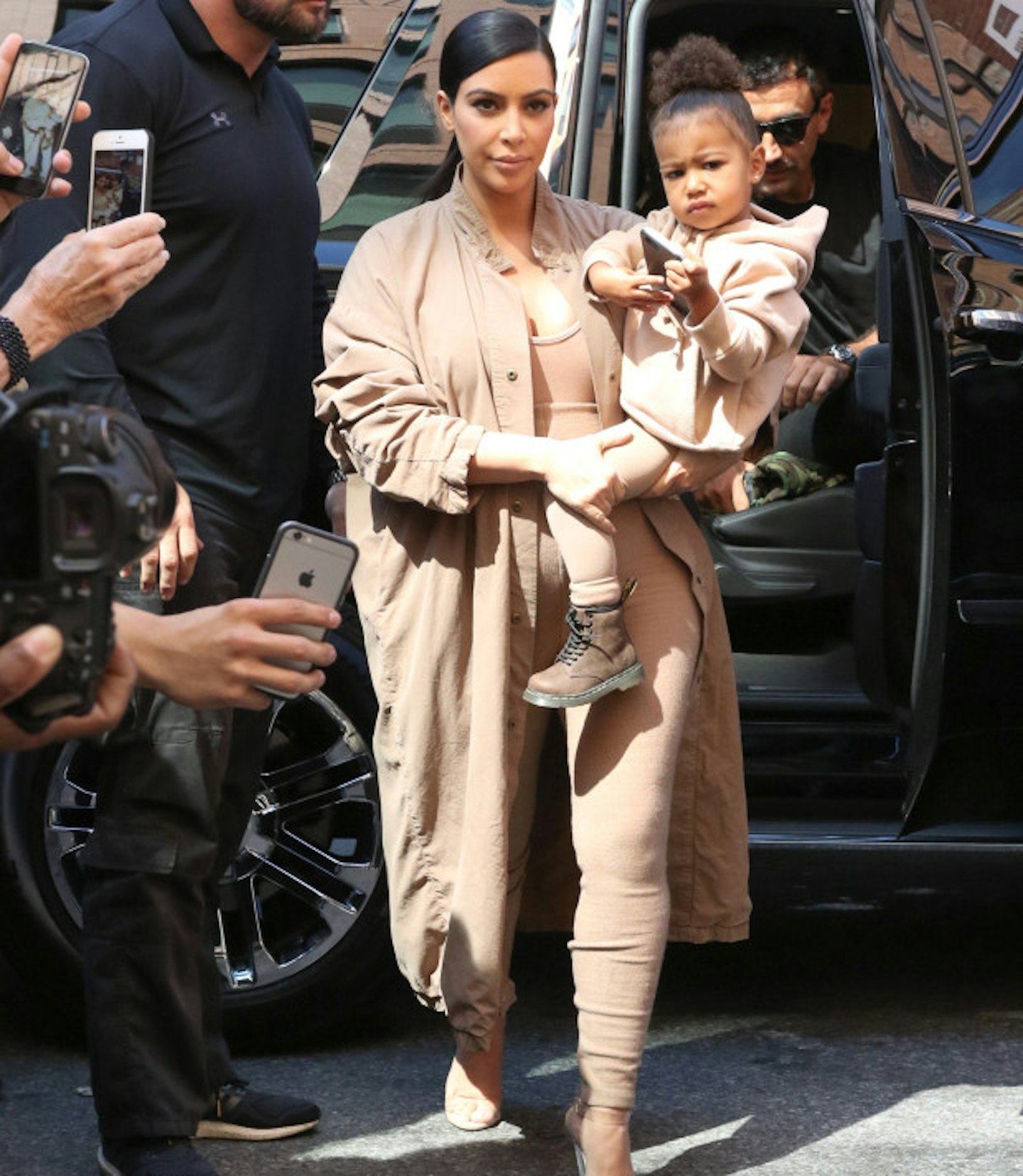 kim-kardashian-carrying-baby-north