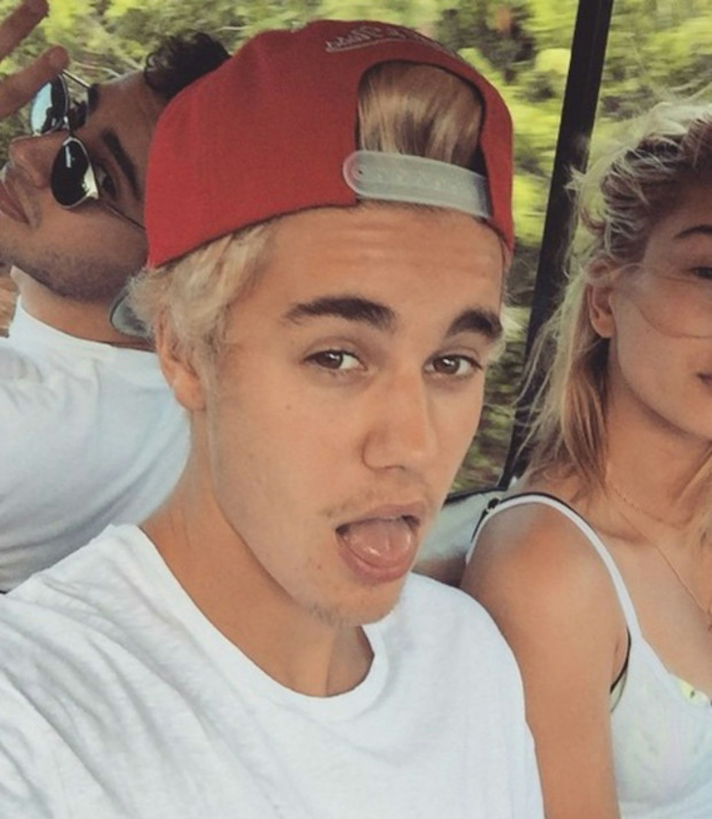 justin-bieber-new-year-red-hat