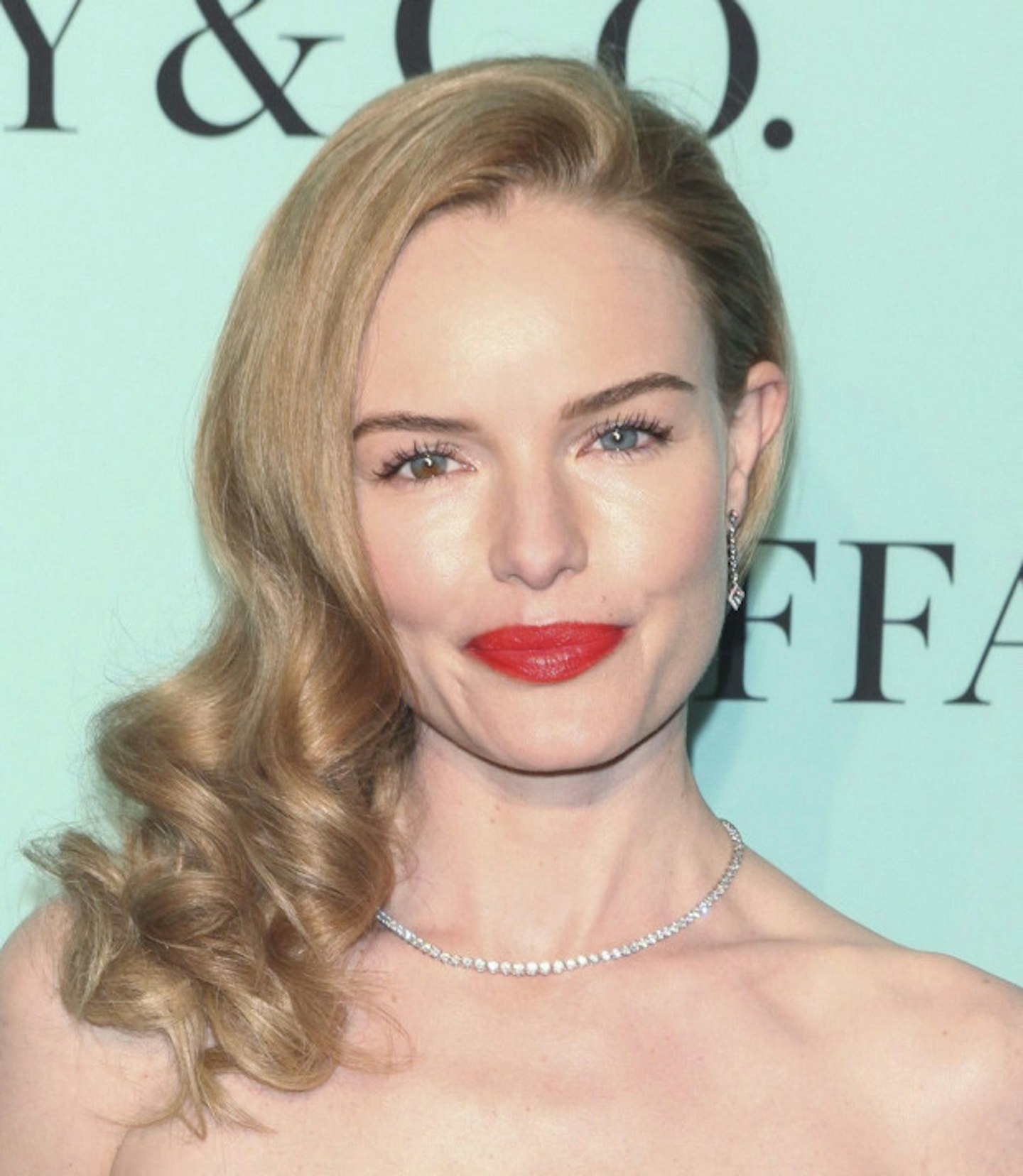 Kate Bosworth side swept curls
