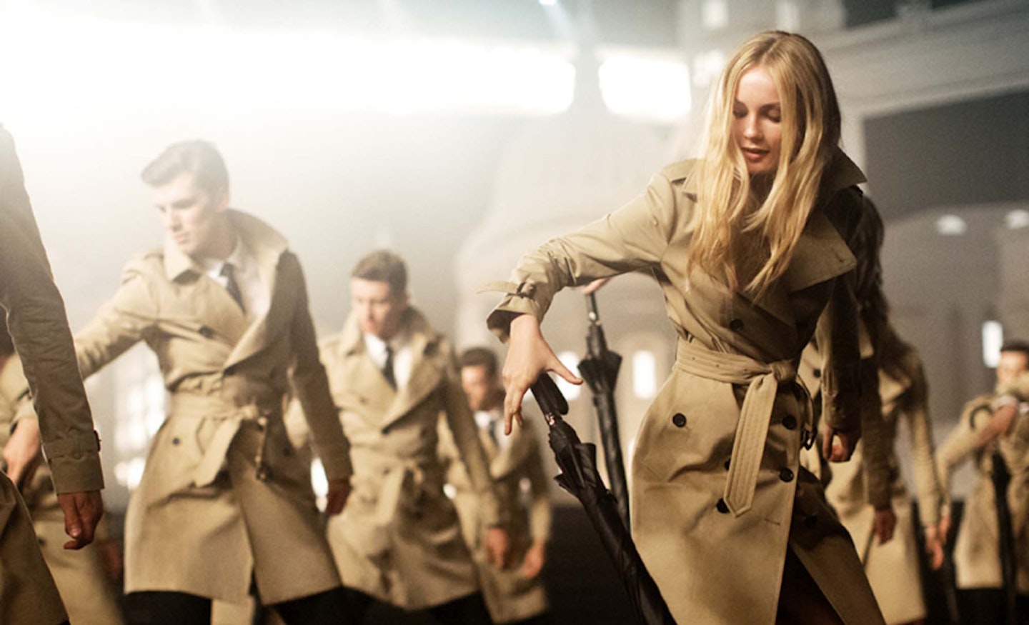 18._Burberry_Festive_Campaign_Stills__PRIVATE_AND_CONFIDENTIAL_-_ON_EMBARGO_9PM_UK_TIME_3_NOVEMBER_