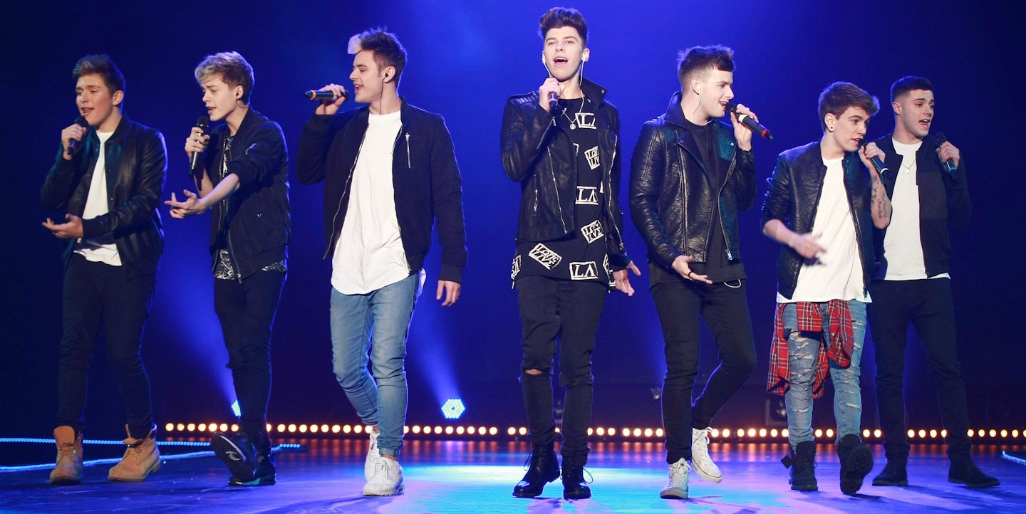 stereo-kicks-sing-on-stage