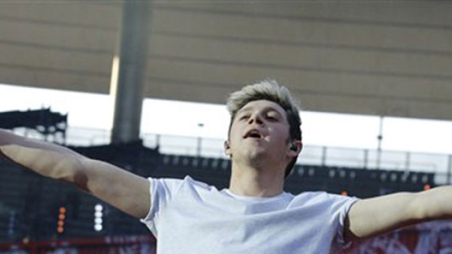 niall-horan-sex-face-on-stage