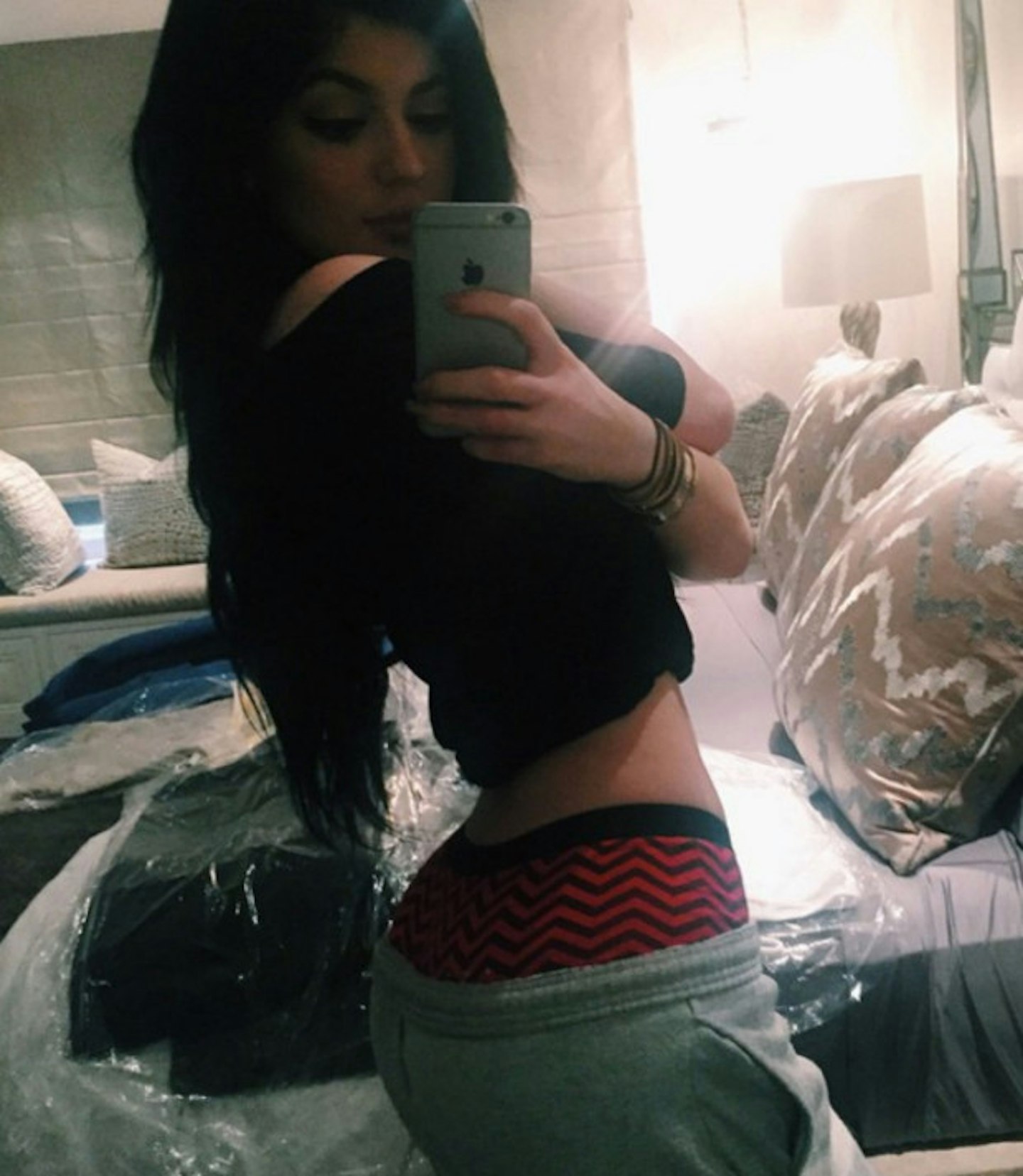 kylie-jenner-tiny-waist-big-bum-instagram