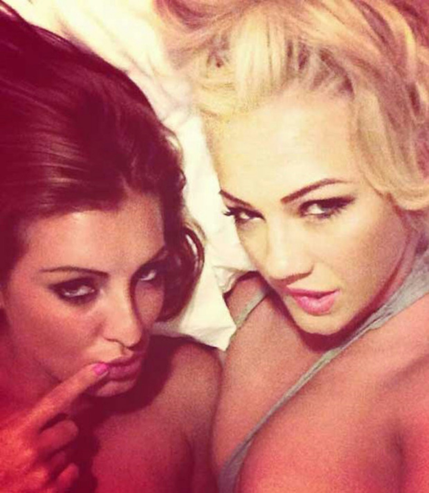 carley-belmonte-the-valleys-naked-bed