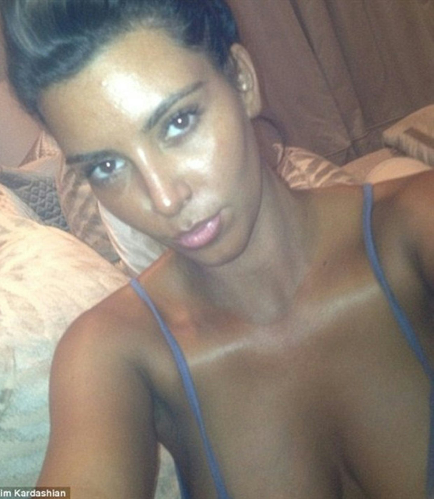 kim-kardashian-dark-tan-selfie