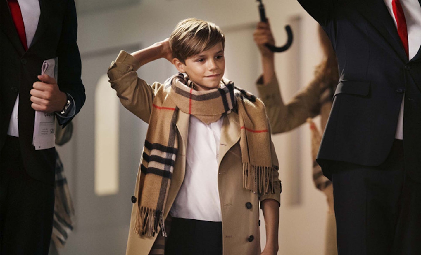 39._Burberry_Festive_Campaign_Stills__PRIVATE_AND_CONFIDENTIAL_-_ON_EMBARGO_9PM_UK_TIME_3_NOVEMBER_
