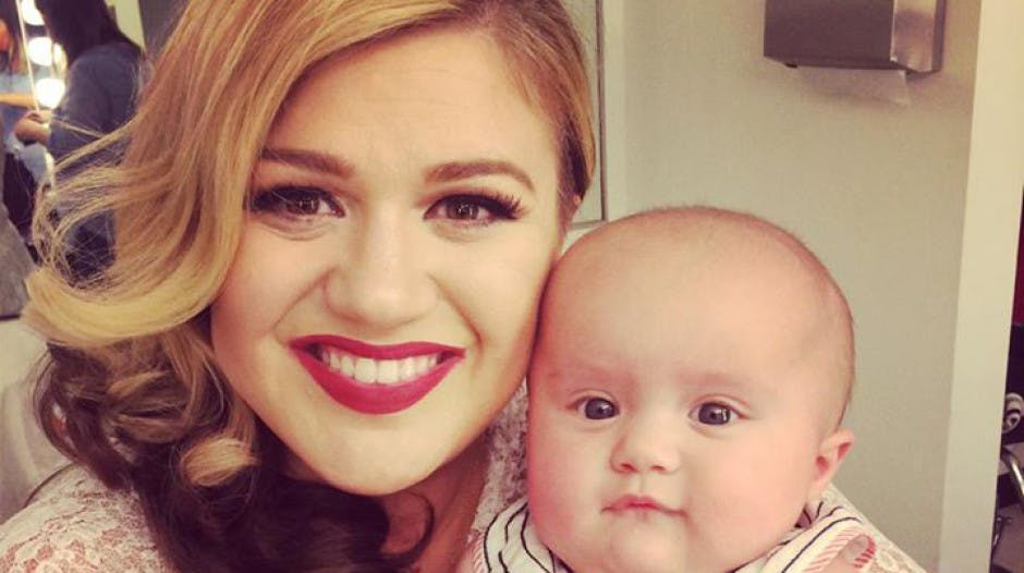 Aww! Kelly Clarkson brings baby River Rose on set for her new music