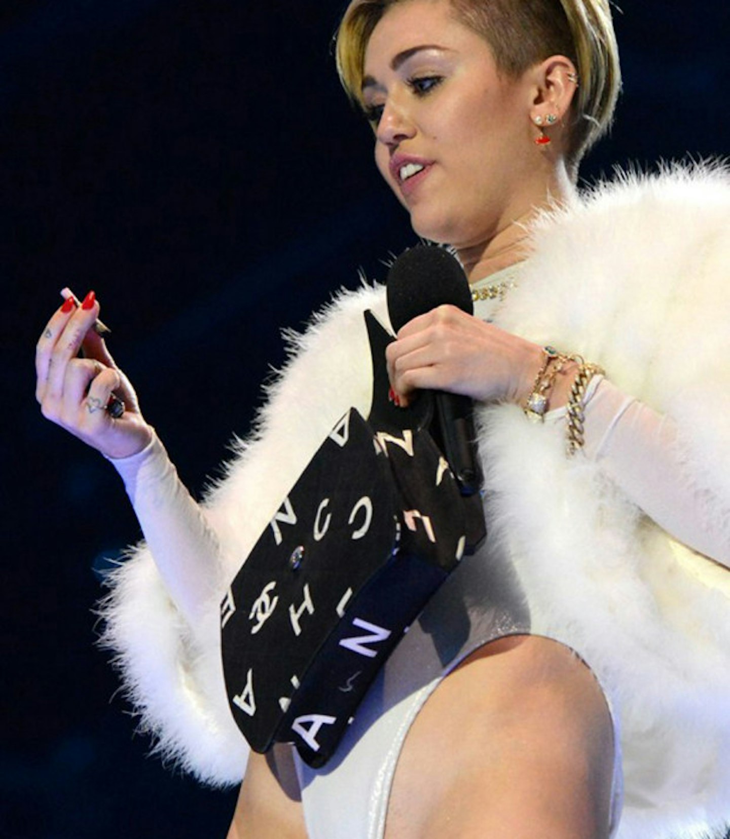 miley-cyrus-smokes-cigarette-amsterdam