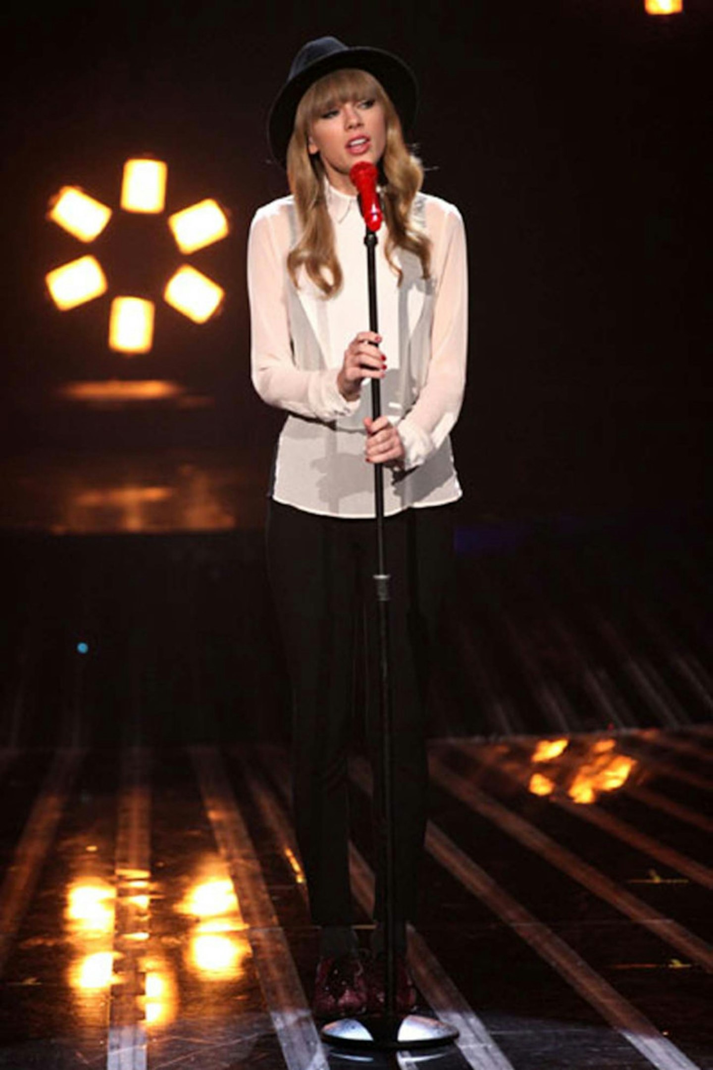 2 2- Taylor Swift on The US X Factor - 15 November 2012