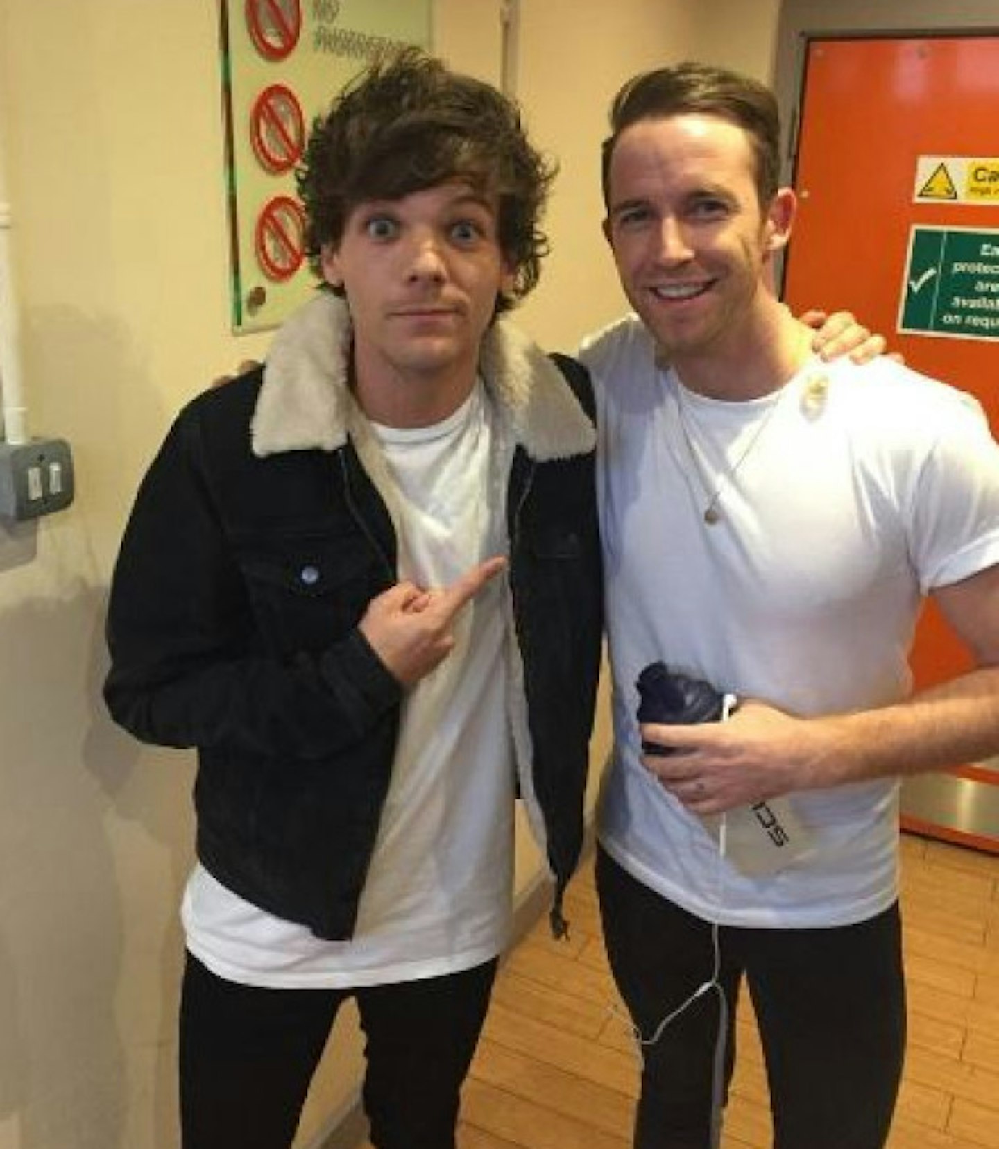 Jay and Louis Tomlinson had a chat backstage