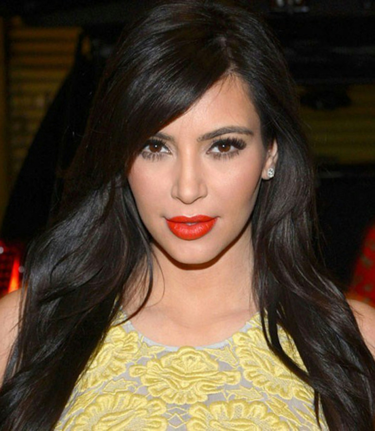 kim-kardashian-red-lipstick-yellow-dress