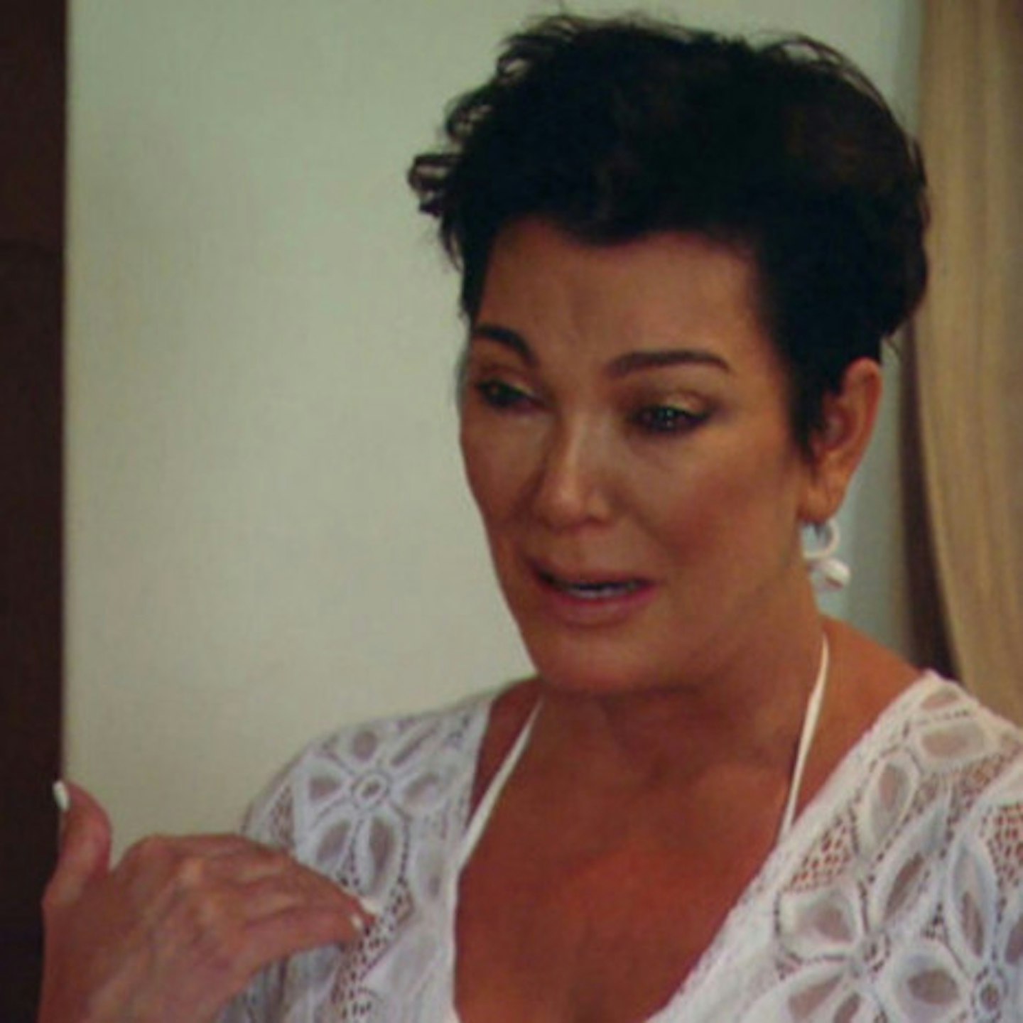 Kris Jenner breaks down in tears in the KUWTK clip
