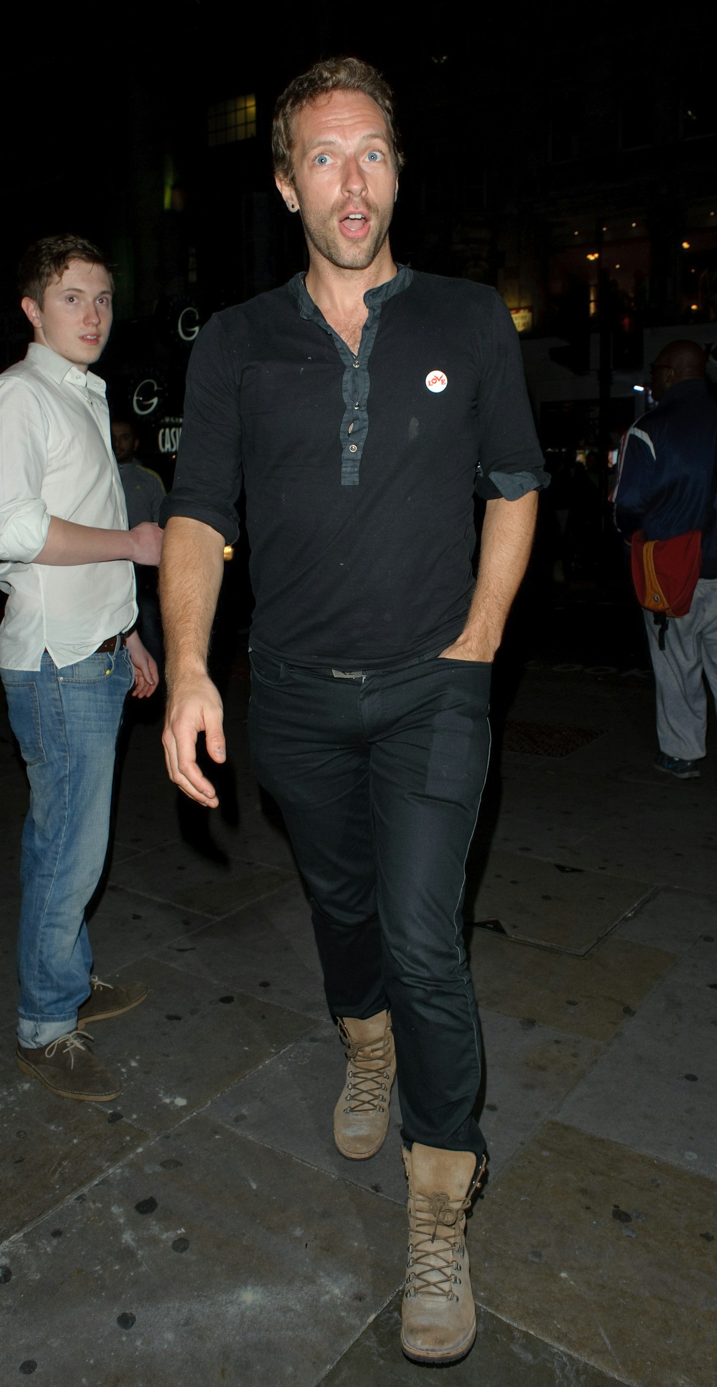 chris-martin-coldplay-walking-street