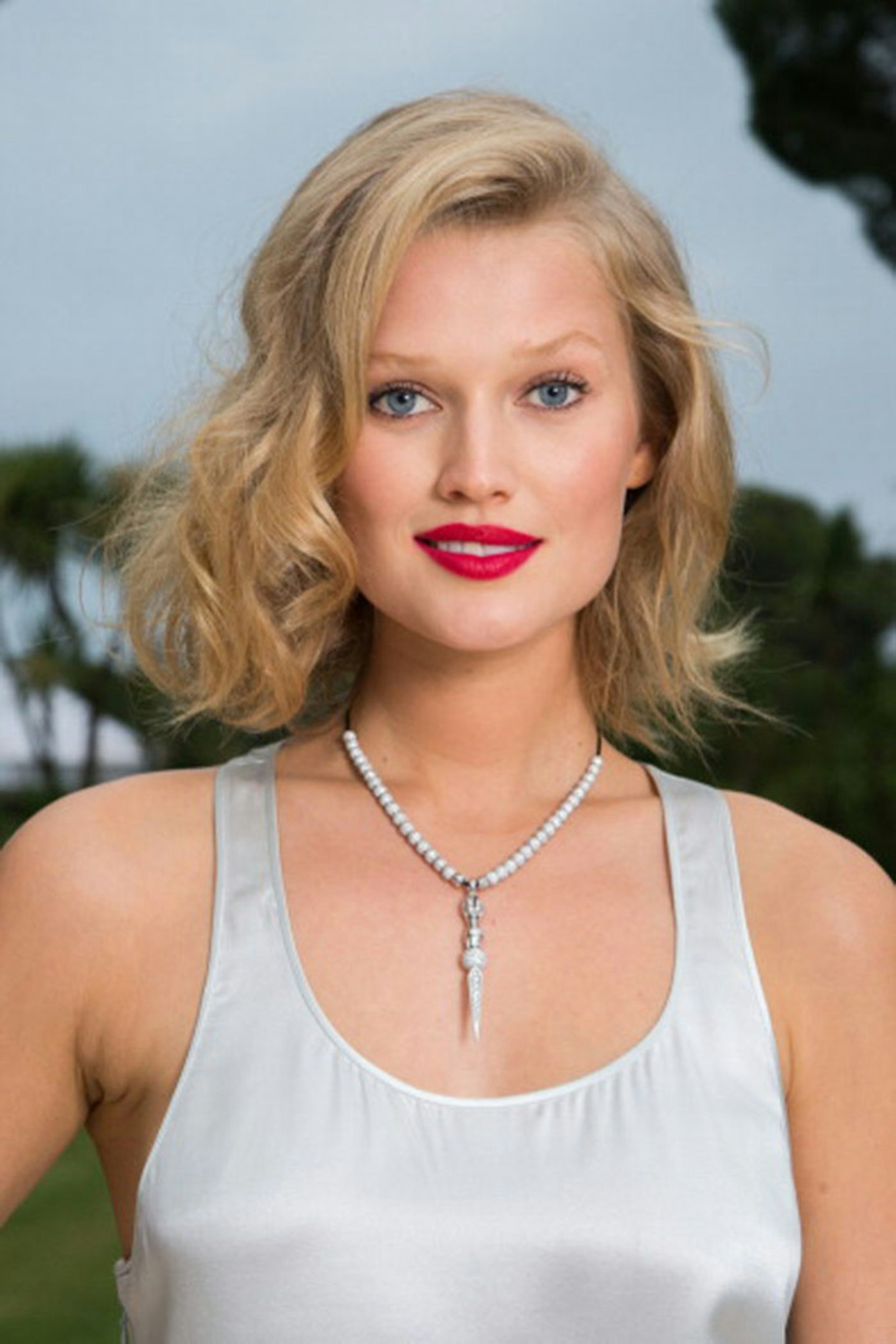 Add fuss-free mermaid waves to your bob like Toni Garrn