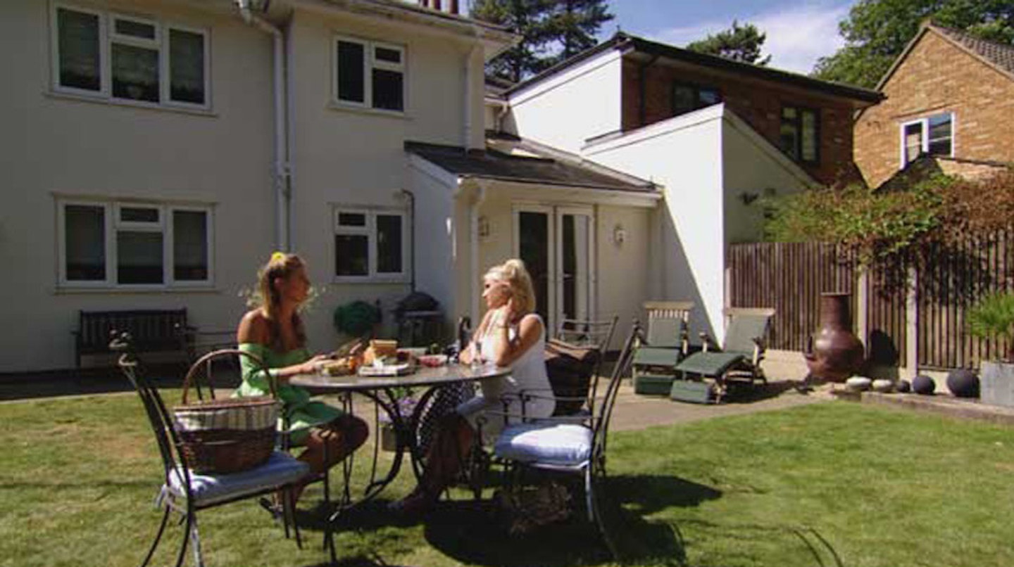 Billie Faiers takes her mind off impending labour by having tea with Ferne.