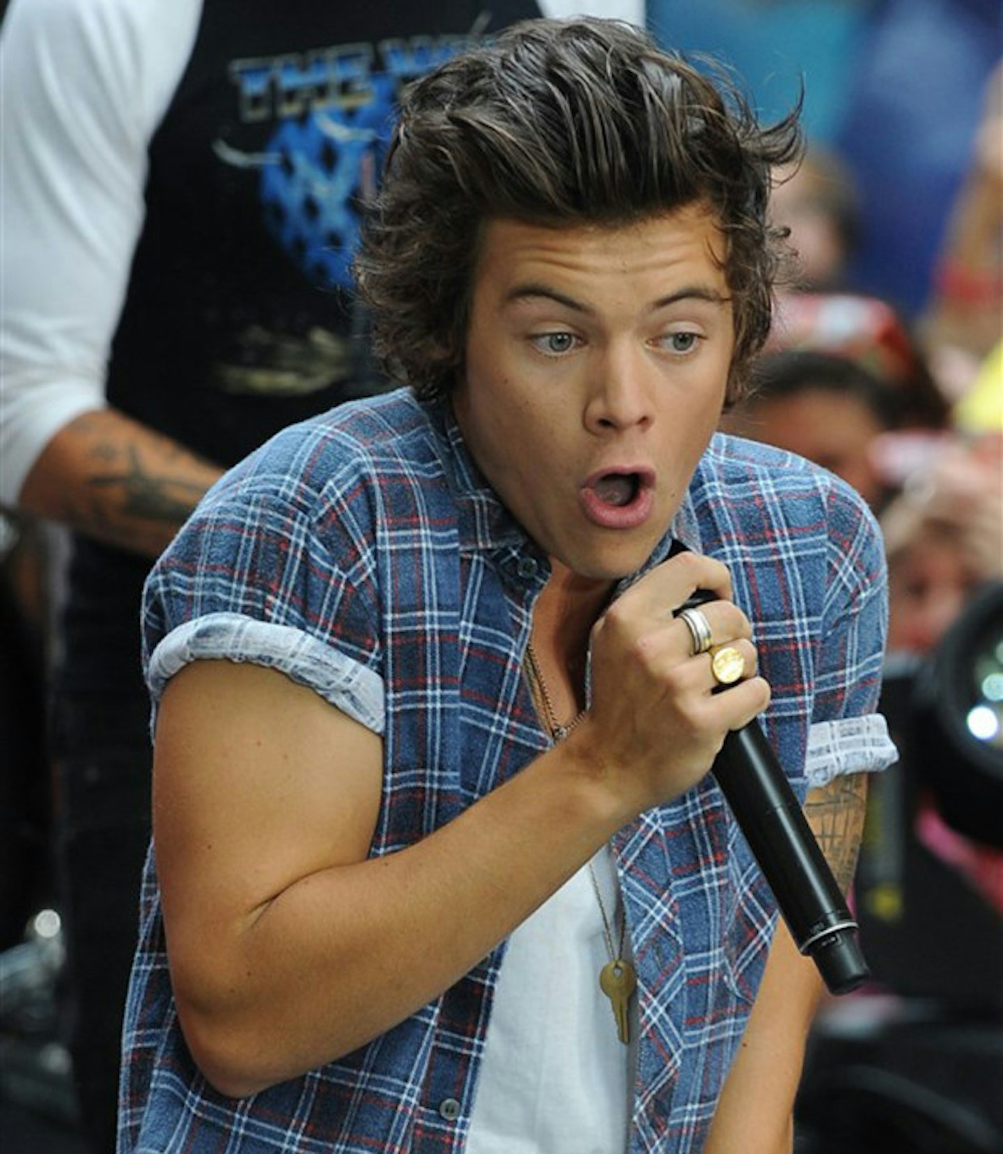 harry-styles-pulls-sex-face-on-stage
